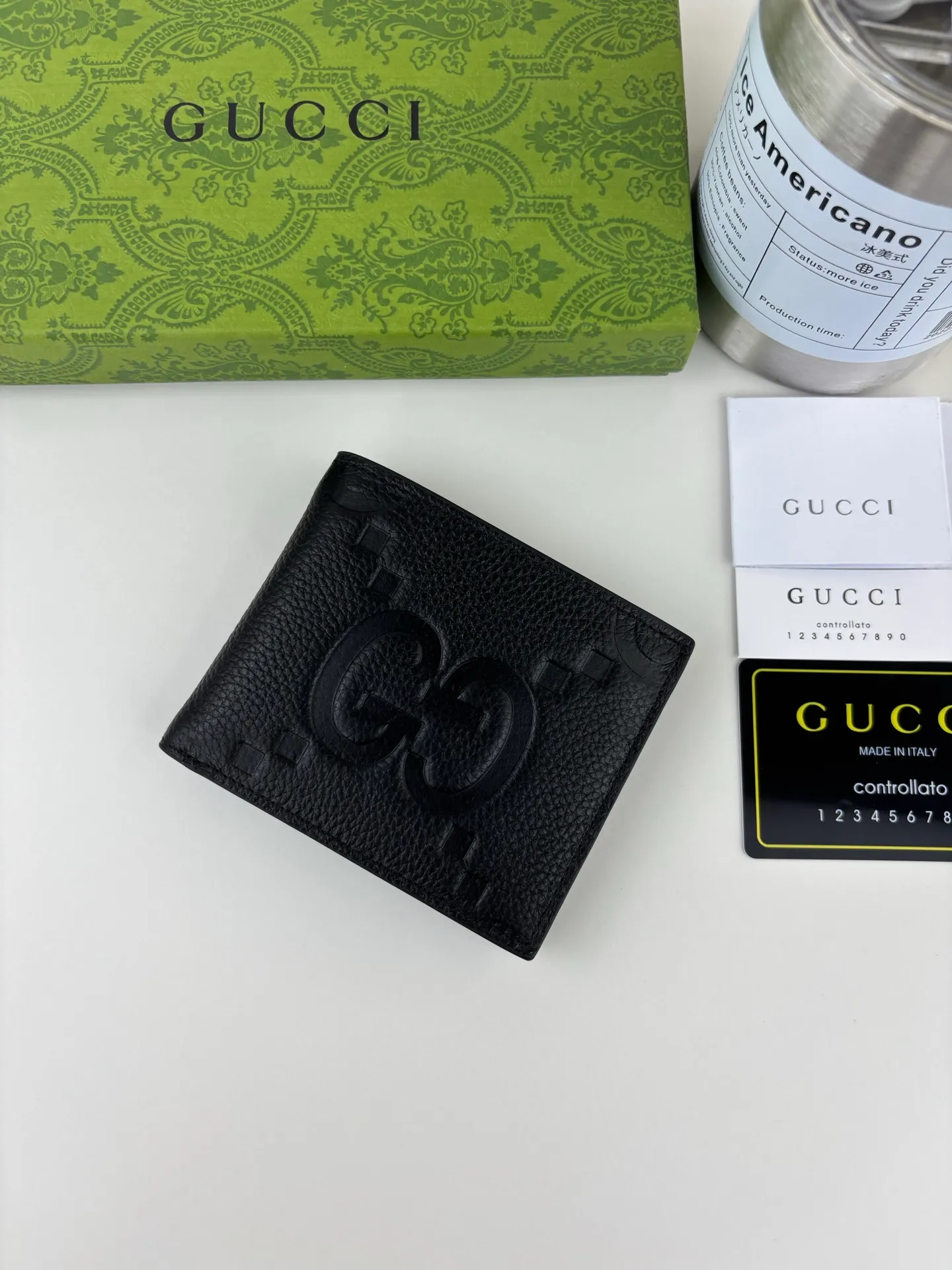 💰120 GUCCl GG printed embossing turns small daily items into fashionable daily accessories. Novel textures and finishes continue to shine in Gucci's new series, showing vitality and individual charm. This wallet is crafted from green leather and features an oversized Double G logo throughout. Green super double G leather, model number: 739475 size: 11cm x 9cm color: black embossed G