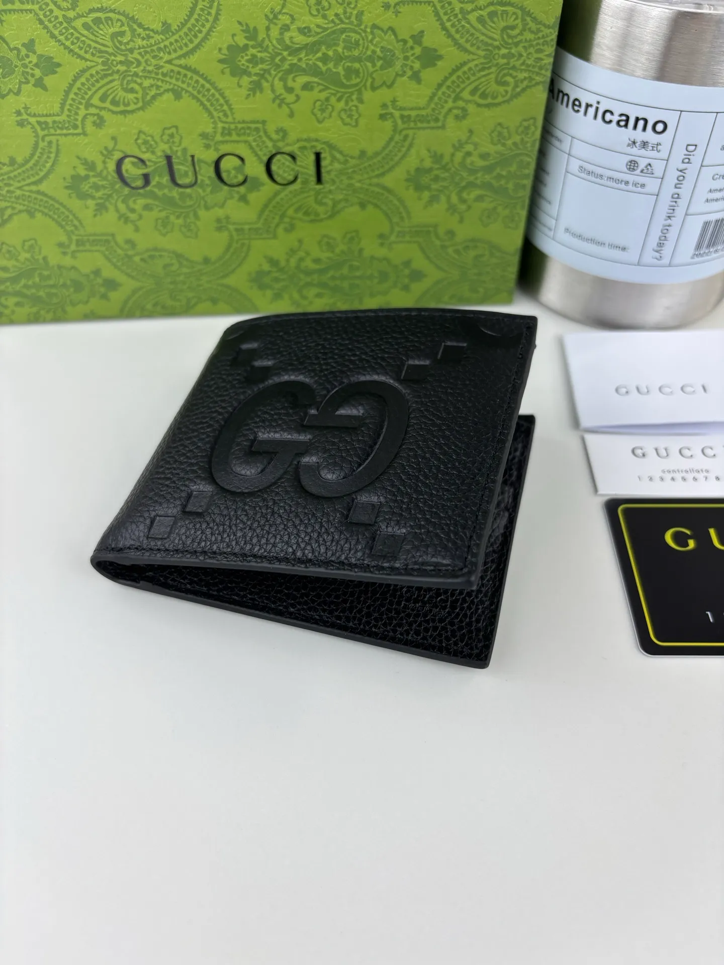💰120 GUCCl GG printed embossing turns small daily items into fashionable daily accessories. Novel textures and finishes continue to shine in Gucci's new series, showing vitality and individual charm. This wallet is crafted from green leather and features an oversized Double G logo throughout. Green super double G leather, model number: 739475 size: 11cm x 9cm color: black embossed G