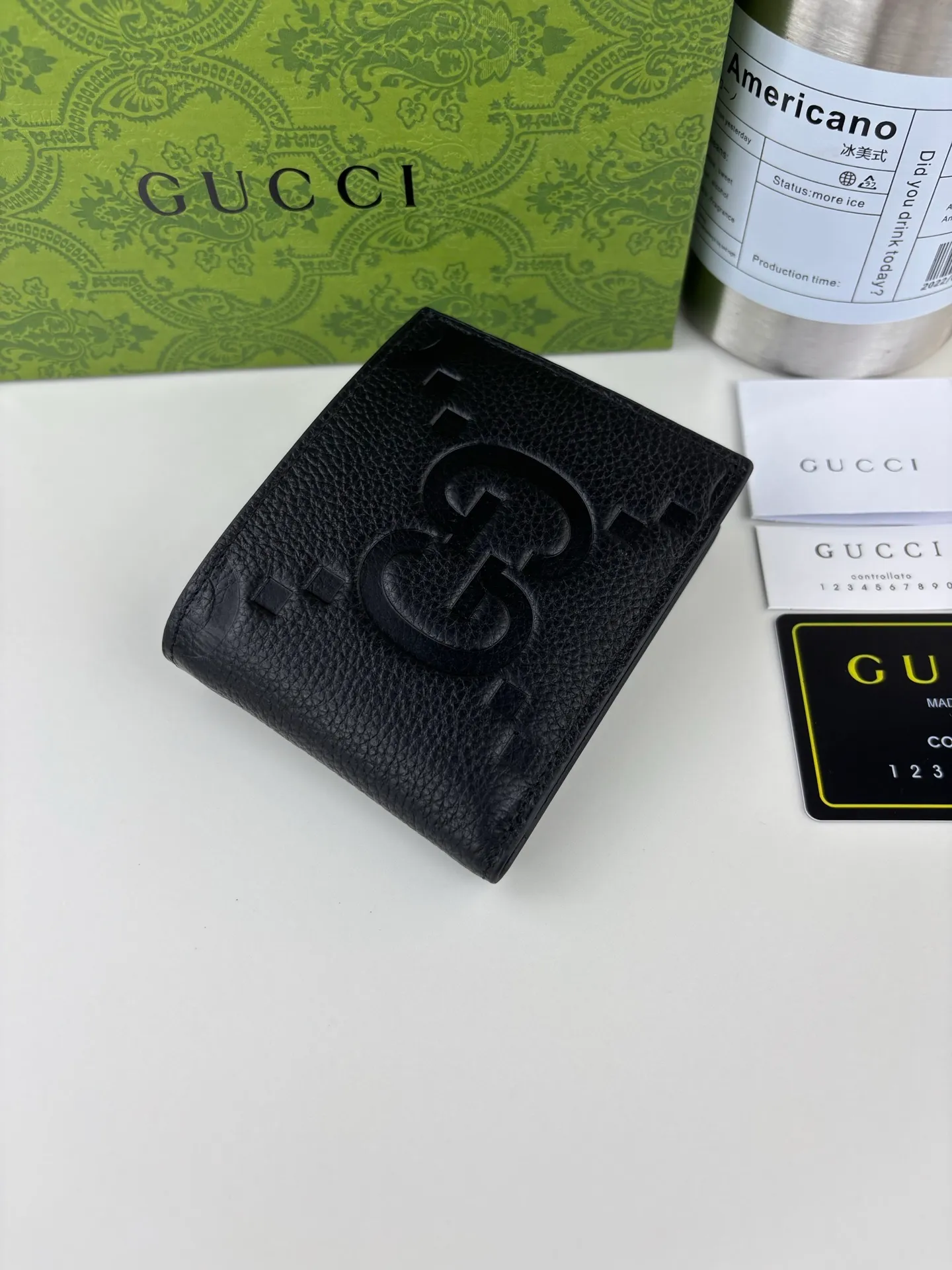 💰120 GUCCl GG printed embossing turns small daily items into fashionable daily accessories. Novel textures and finishes continue to shine in Gucci's new series, showing vitality and individual charm. This wallet is crafted from green leather and features an oversized Double G logo throughout. Green super double G leather, model number: 739475 size: 11cm x 9cm color: black embossed G