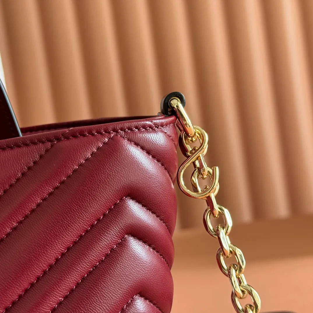 p1280. 💋💋💋 Comes with a complete set of original counter packaging [New product] This tote bag injects novel charm into the GG Marmont series with a new silhouette in the 2025 autumn and winter series. It can transform from a structural tote bag to a soft-lined bucket bag. The shape is paired with top handles and chain shoulder straps, presenting a variety of fashion styling options. White chevron quilted sheepskin Light gold-tone hardware Gucci ankara red viscose lining Double G Interior: Open pocket Handle drop 11 cm Shoulder strap drop 53 cm (bag closed: 45 cm) Ident.: 847386. Dimensions: 18cm (bottom width) x 29cm (top width) x 18cm (height) x 12.5cm (depth) Weight: approx. 0.4kg Color: Anchor sheepskin. Made in Italy