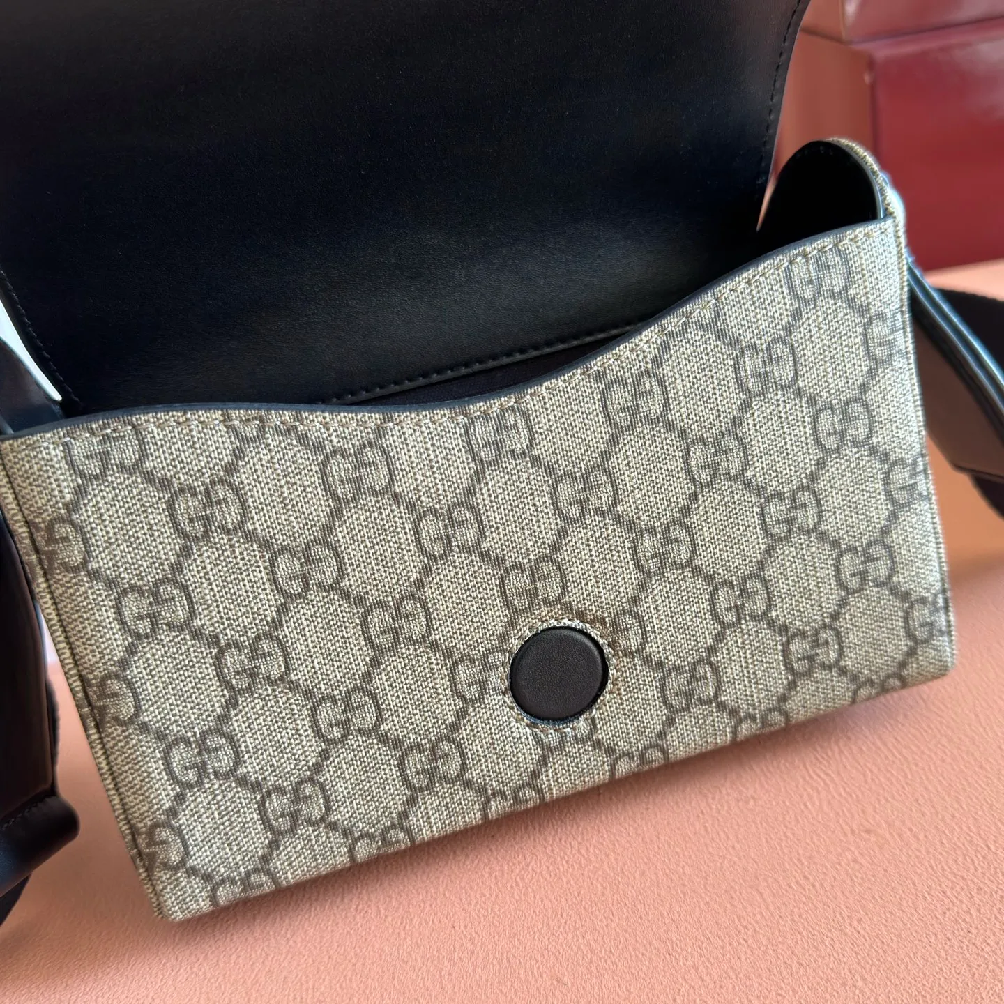 p920💋💋💋【Original configuration counter complete package】Gucci Horsebit 1955 series launches a square cut mini handbag. Designed to hold your daily essentials, this bag has black leather piping and silver-toned hardware for a chic feel. Soft GG Supreme in beige and dark brown Black leather trim Silver-toned hardware Black cotton and linen blend lining Horsebit closure Interior: 1 flat pocket Adjustable canvas shoulder strap (approx. 60 cm high) Flap with magnetic snap closure Ident.: 855566. Dimensions: 18.5cm (width) x 13cm (height) x 7cm (depth) Weight: approx. 494g Color: Pink/PVC.