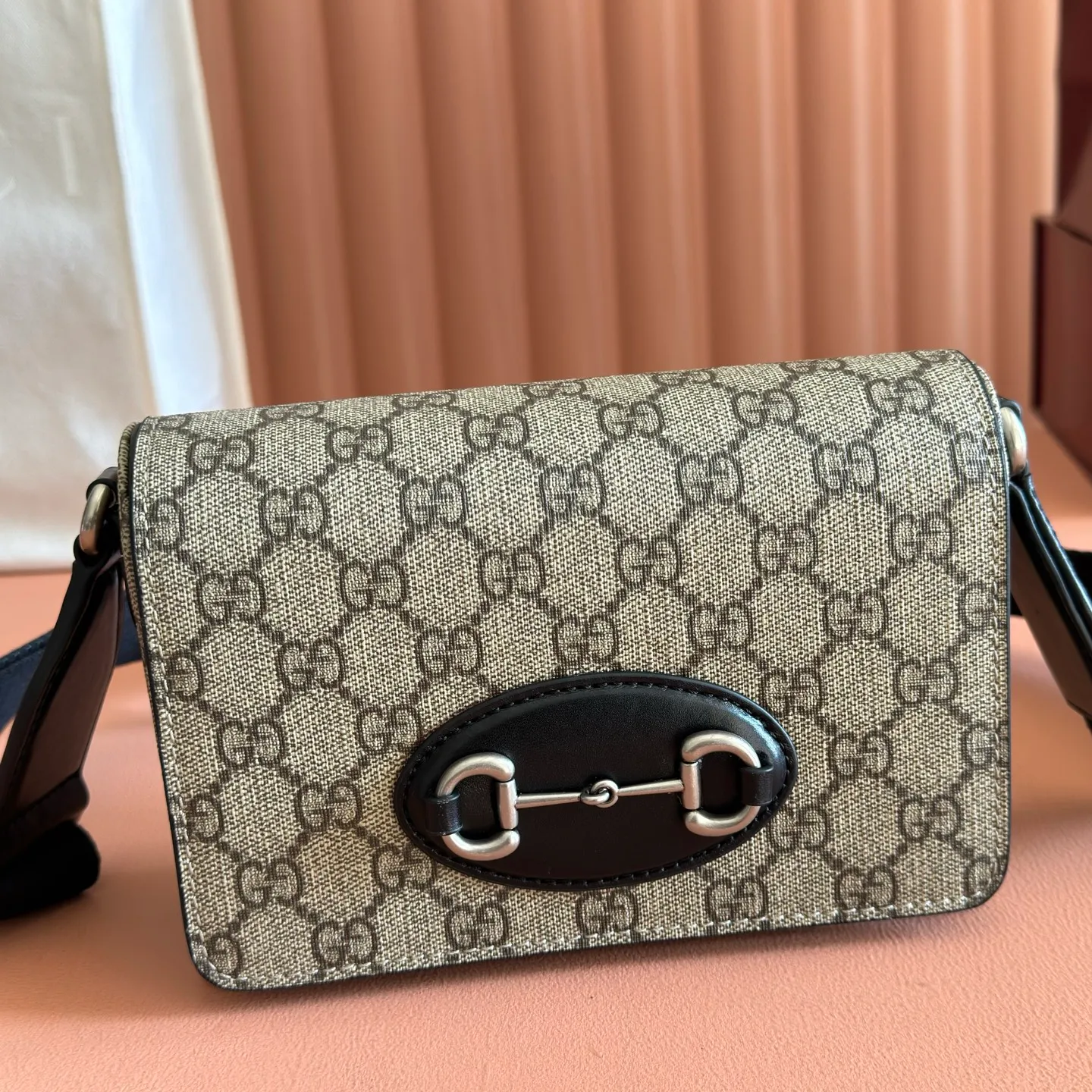 p920💋💋💋【Original configuration counter complete package】Gucci Horsebit 1955 series launches a square cut mini handbag. Designed to hold your daily essentials, this bag has black leather piping and silver-toned hardware for a chic feel. Soft GG Supreme in beige and dark brown Black leather trim Silver-toned hardware Black cotton and linen blend lining Horsebit closure Interior: 1 flat pocket Adjustable canvas shoulder strap (approx. 60 cm high) Flap with magnetic snap closure Ident.: 855566. Dimensions: 18.5cm (width) x 13cm (height) x 7cm (depth) Weight: approx. 494g Color: Pink/PVC.