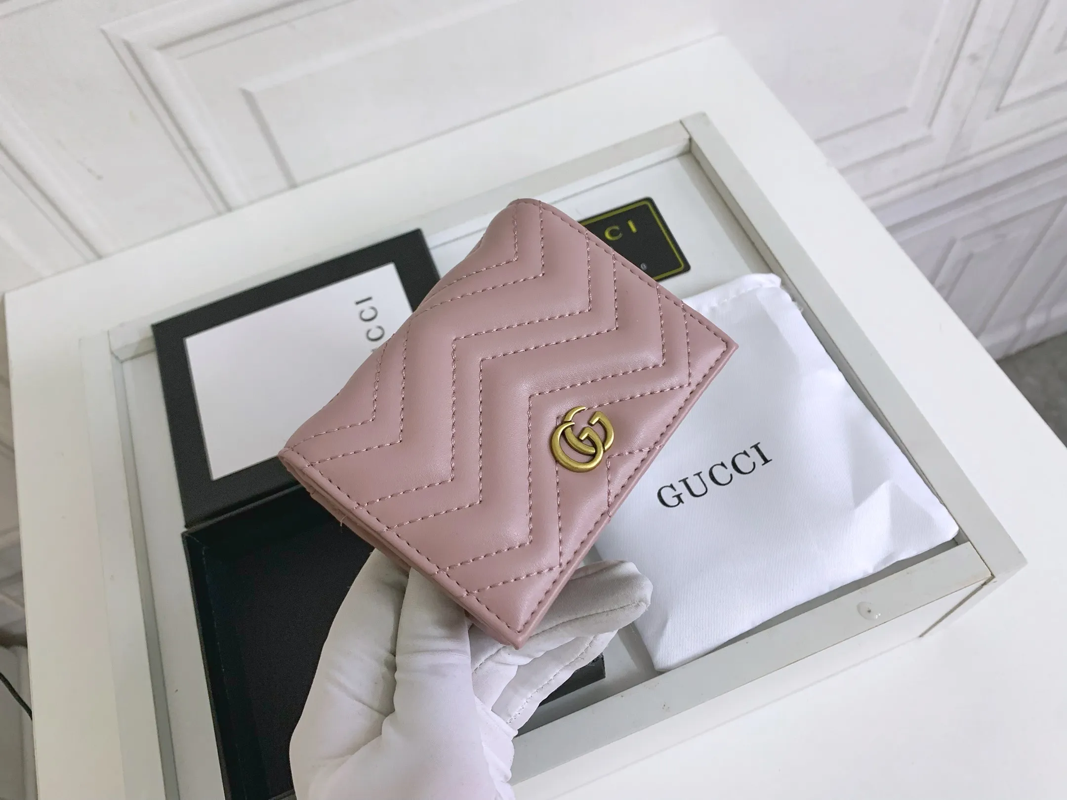 💰150 💎 Top original leather #NUDE PINK❤️ New model from GUCCI, counter quality, original single leather, real shot. 2021 Early Autumn New Style🔥 GG Marmont Series❣ Flip-top card holder😘 Made of soft quilted V-shaped leather 👍 Refined with top overseas hardware😍! Model: 466492 Size: 11x8.5x3cm.