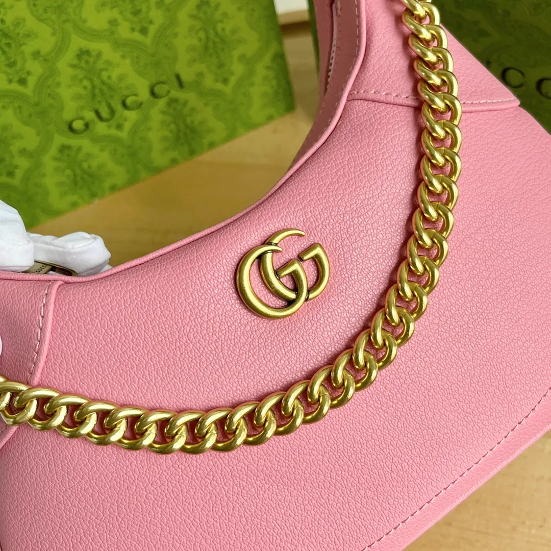 Actual shot #💰300 Style number: 731817 pink Size: 25✖️19✖️7cm Gucci’s new hobo crescent bag is here. There are 3 shoulder straps in total. It can be carried on one shoulder, crossbody, or under the arm. The solid color is super easy to match. The whole atmosphere is full