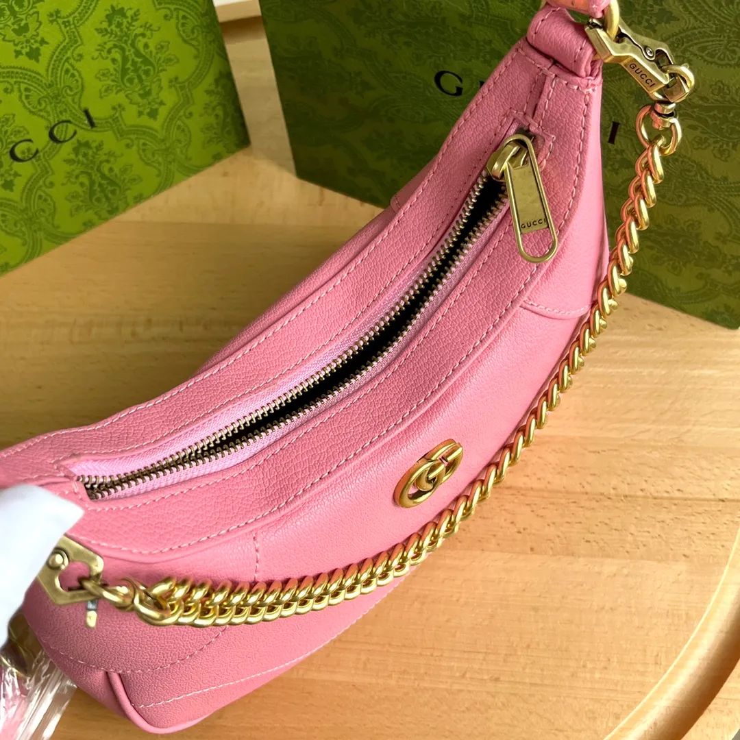 Actual shot #💰300 Style number: 731817 pink Size: 25✖️19✖️7cm Gucci’s new hobo crescent bag is here. There are 3 shoulder straps in total. It can be carried on one shoulder, crossbody, or under the arm. The solid color is super easy to match. The whole atmosphere is full