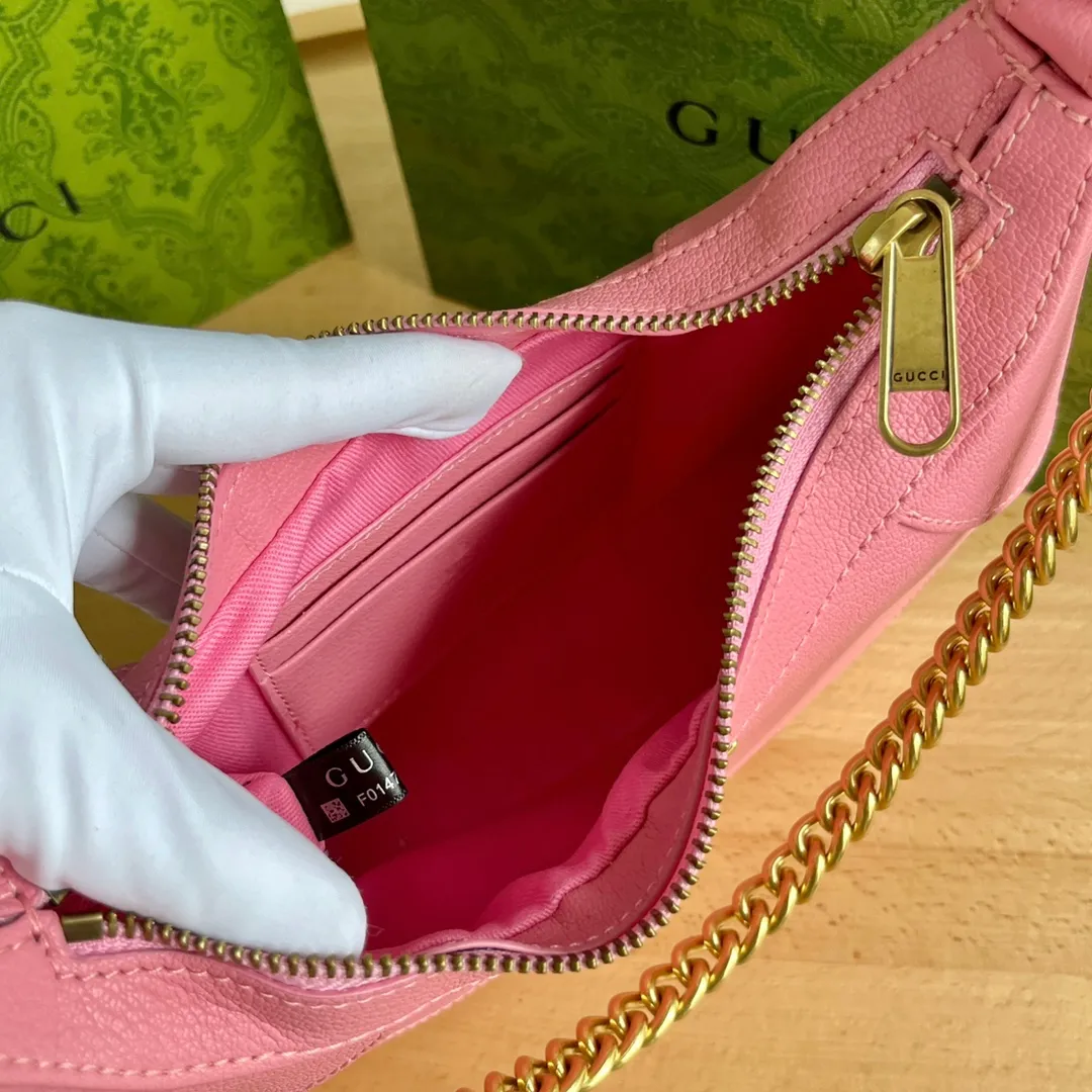 Actual shot #💰300 Style number: 731817 pink Size: 25✖️19✖️7cm Gucci’s new hobo crescent bag is here. There are 3 shoulder straps in total. It can be carried on one shoulder, crossbody, or under the arm. The solid color is super easy to match. The whole atmosphere is full