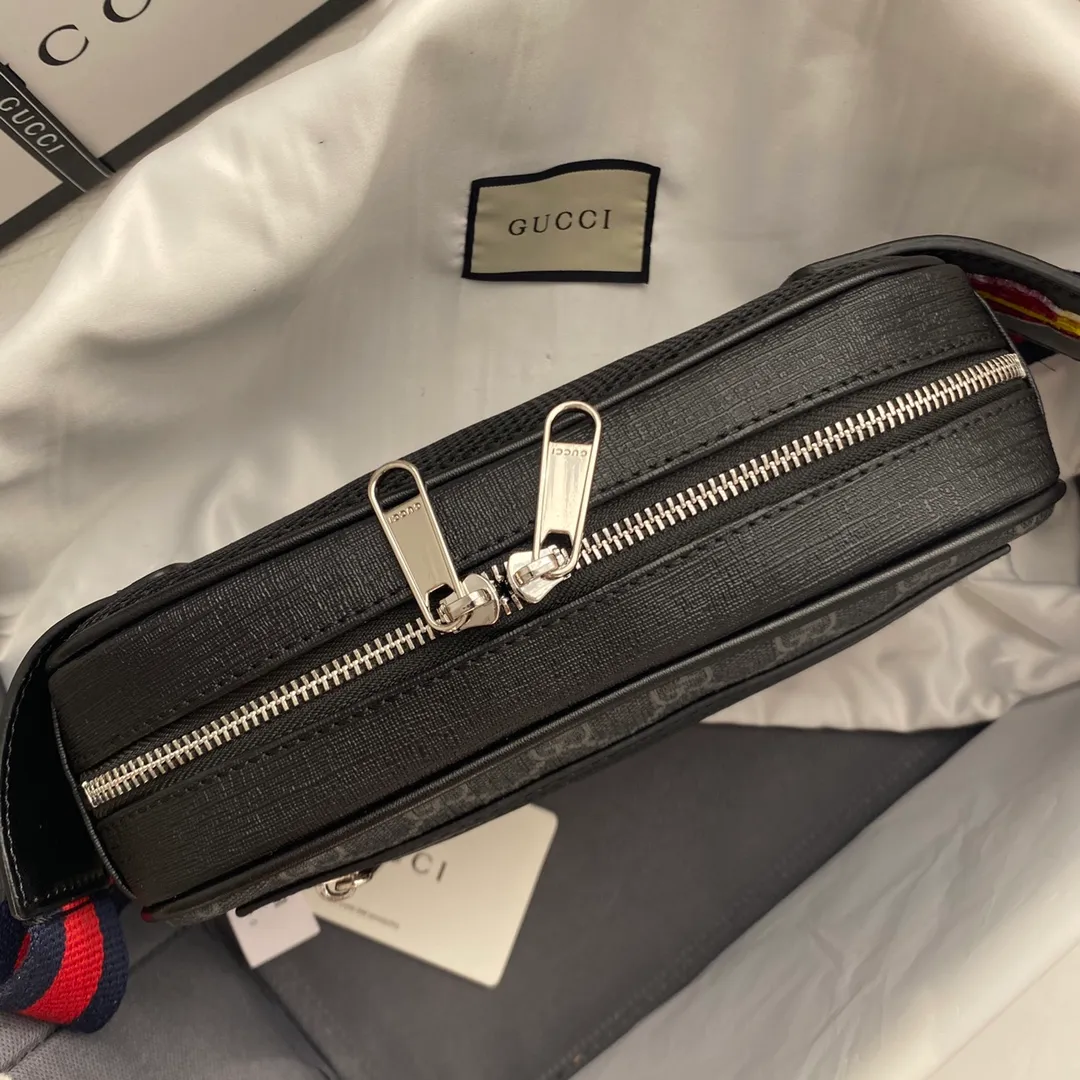Actual shot #💰240 Style number: 474293 Size: 24*14*5.5 GUCCI men’s waist bag💪Re-engraved with heavy gold pattern👍Imported counter PVC material with first-layer cowhide replica. The leather is super soft🎊Customized counter original hardware👏YKK smooth zipper🏄🏻Perfect craftsmanship