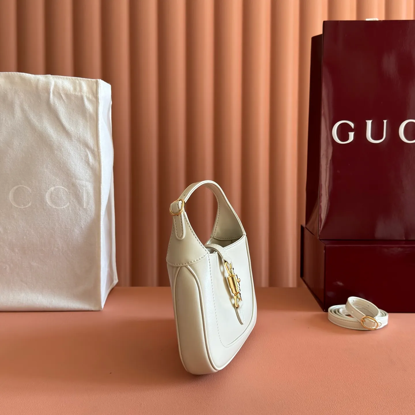 p1080. 📣📣📣 [Original leather accessories 🌈Full set of counter packaging]🔥🔥The classic Jackie 1961 series handbags have been reinterpreted in the 2020 autumn and winter series and launched into exquisite and compact mini designs. Jackie first appeared in 1961 and became a symbol of celebrity lifestyle in the 1960s and 1970s. She was often called "The Jackie" because she often appeared with the idol of the era Jackie Kennedy. This highly recognizable handbag returns to the forefront of fashion this season. It is made of GG Supreme canvas and equipped with an additional detachable shoulder strap. The second shoulder strap can be fastened to the bag with a buckle, adding a modern touch to the archive design, creating a variety of carrying options such as hand-held, shoulder or cross-body. Model: 637092 Size 19.13.3