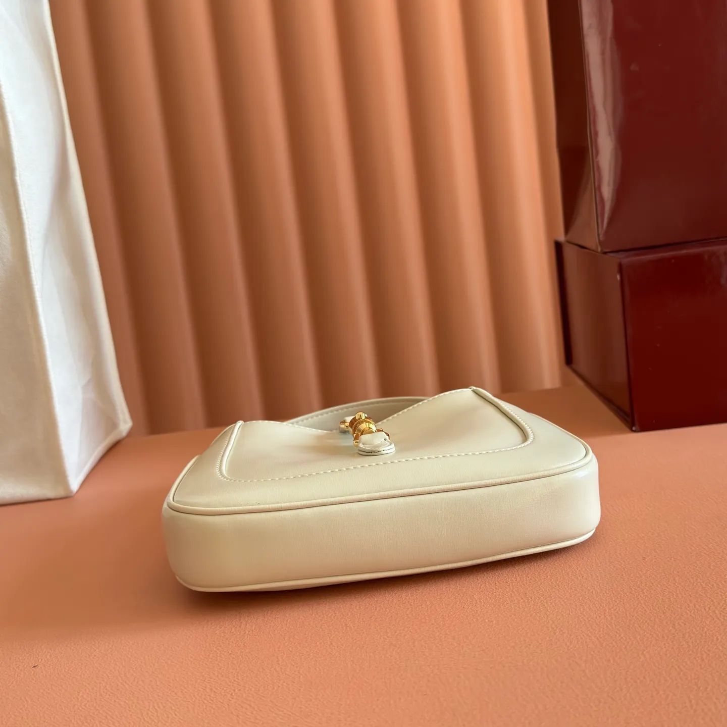 p1080. 📣📣📣 [Original leather accessories 🌈Full set of counter packaging]🔥🔥The classic Jackie 1961 series handbags have been reinterpreted in the 2020 autumn and winter series and launched into exquisite and compact mini designs. Jackie first appeared in 1961 and became a symbol of celebrity lifestyle in the 1960s and 1970s. She was often called "The Jackie" because she often appeared with the idol of the era Jackie Kennedy. This highly recognizable handbag returns to the forefront of fashion this season. It is made of GG Supreme canvas and equipped with an additional detachable shoulder strap. The second shoulder strap can be fastened to the bag with a buckle, adding a modern touch to the archive design, creating a variety of carrying options such as hand-held, shoulder or cross-body. Model: 637092 Size 19.13.3