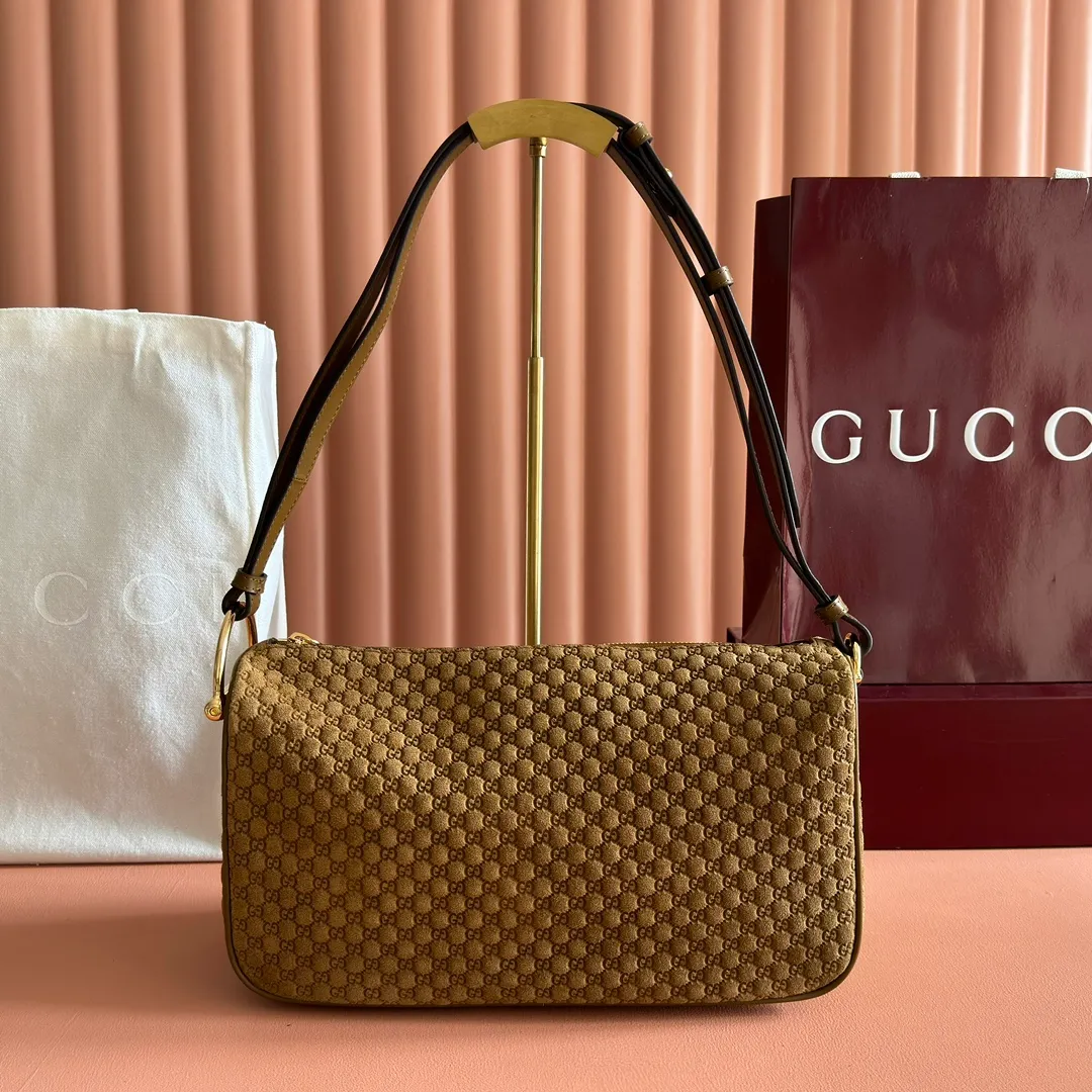 p1260💋💋💋【Original configuration counter complete set of packaging】Renewedly presents the Gucci Half Horsebit series, reinterpreting one of the brand's most iconic elements in a modern style. The collection cleverly combines relaxed silhouettes with the iconic half-horsebit hardware, which gives rise to its name. Ivory grained soft leather Gold-tone hardware White linen-cotton blend lining Half horsebit closure Interior: One open pocket Adjustable cowhide leather shoulder strap (height: 32cm - 34cm; length: 66cm - 73cm) Zip closure Ident: 860787. Dimensions: 31.5cm (width) x 17cm (height) x 12cm (depth) Weight: approx. 0.7kg