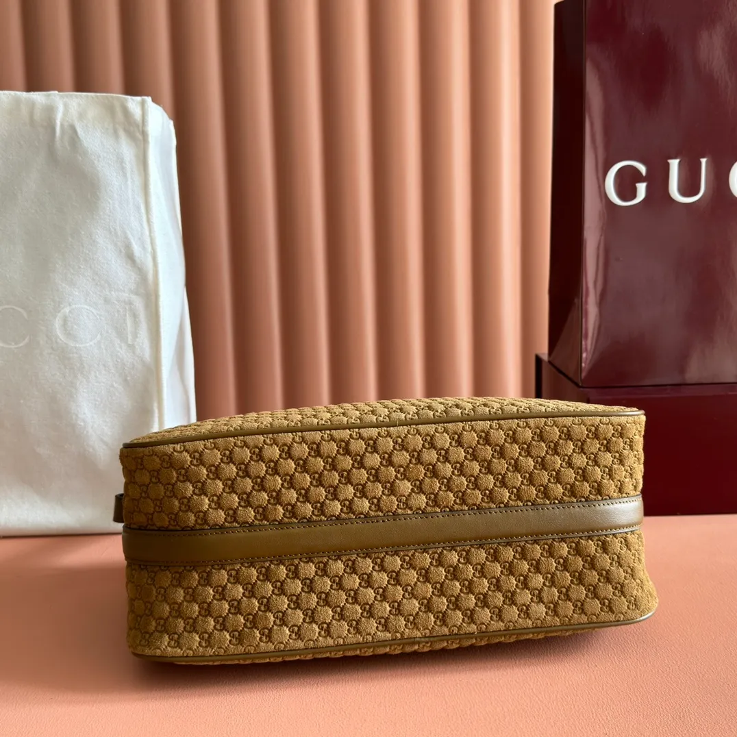p1260💋💋💋【Original configuration counter complete set of packaging】Renewedly presents the Gucci Half Horsebit series, reinterpreting one of the brand's most iconic elements in a modern style. The collection cleverly combines relaxed silhouettes with the iconic half-horsebit hardware, which gives rise to its name. Ivory grained soft leather Gold-tone hardware White linen-cotton blend lining Half horsebit closure Interior: One open pocket Adjustable cowhide leather shoulder strap (height: 32cm - 34cm; length: 66cm - 73cm) Zip closure Ident: 860787. Dimensions: 31.5cm (width) x 17cm (height) x 12cm (depth) Weight: approx. 0.7kg