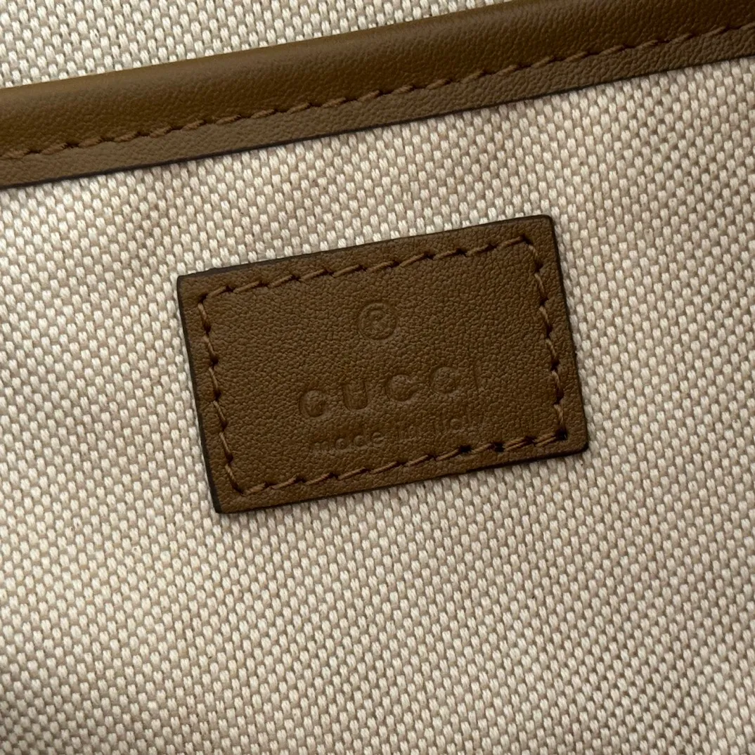 p1260💋💋💋【Original configuration counter complete set of packaging】Renewedly presents the Gucci Half Horsebit series, reinterpreting one of the brand's most iconic elements in a modern style. The collection cleverly combines relaxed silhouettes with the iconic half-horsebit hardware, which gives rise to its name. Ivory grained soft leather Gold-tone hardware White linen-cotton blend lining Half horsebit closure Interior: One open pocket Adjustable cowhide leather shoulder strap (height: 32cm - 34cm; length: 66cm - 73cm) Zip closure Ident: 860787. Dimensions: 31.5cm (width) x 17cm (height) x 12cm (depth) Weight: approx. 0.7kg