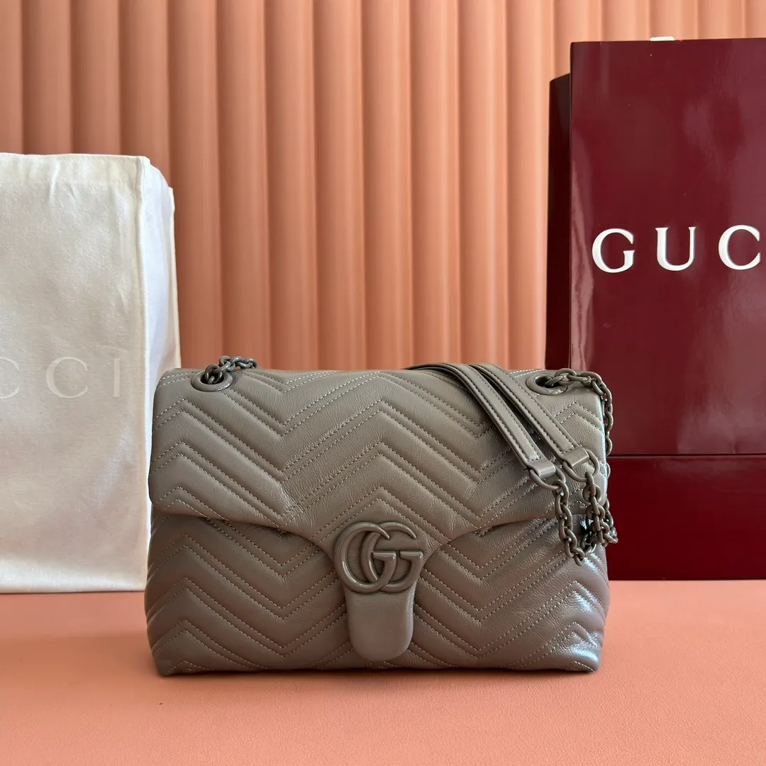 p1640💋💋💋【With full set of original counter packaging】💕2025 autumn and winter series, the brand's iconic GG Marmont series is ingeniously integrated with classic double G elements and faceted chain straps, creating a soft yet stiff silhouette design. This piece is crafted from soft, lightweight quilted V-shaped calfskin leather and features tonal enamel hardware and chain. Black soft lightweight quilted V-shaped calfskin leather. Tonal enamel hardware and chain. Black rayon lining. Double G. Interior: Zip pocket. Exterior: Back pocket. Sliding chain shoulder strap: Height: 28cm – 51cm. Magnetic closure. Ident.: 850676. Dimensions: 31cm (W) x 17cm (H) x 8cm (D) Weight: approx. 0.5kg Color: Gray/Soft Leather. Made in Italy