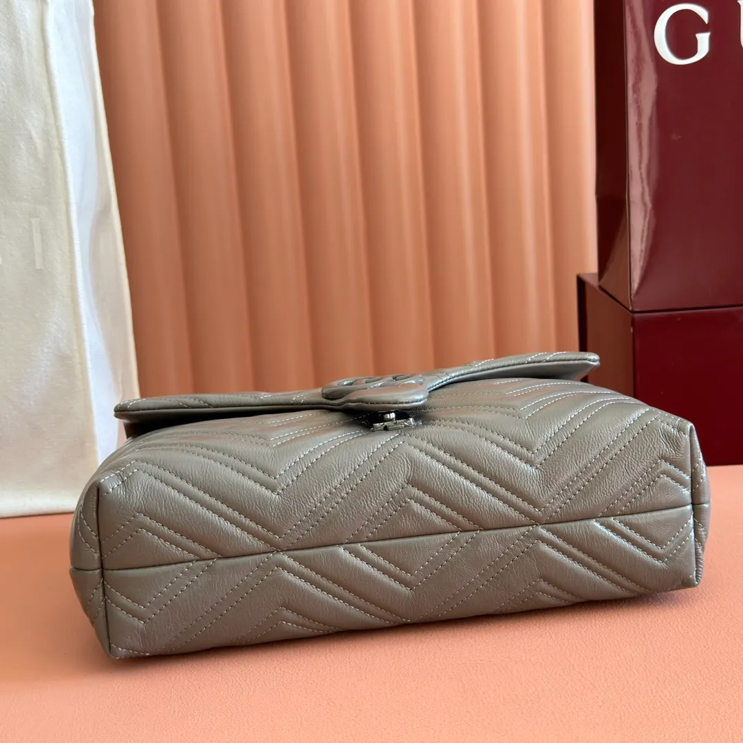 p1640💋💋💋【With full set of original counter packaging】💕2025 autumn and winter series, the brand's iconic GG Marmont series is ingeniously integrated with classic double G elements and faceted chain straps, creating a soft yet stiff silhouette design. This piece is crafted from soft, lightweight quilted V-shaped calfskin leather and features tonal enamel hardware and chain. Black soft lightweight quilted V-shaped calfskin leather. Tonal enamel hardware and chain. Black rayon lining. Double G. Interior: Zip pocket. Exterior: Back pocket. Sliding chain shoulder strap: Height: 28cm – 51cm. Magnetic closure. Ident.: 850676. Dimensions: 31cm (W) x 17cm (H) x 8cm (D) Weight: approx. 0.5kg Color: Gray/Soft Leather. Made in Italy