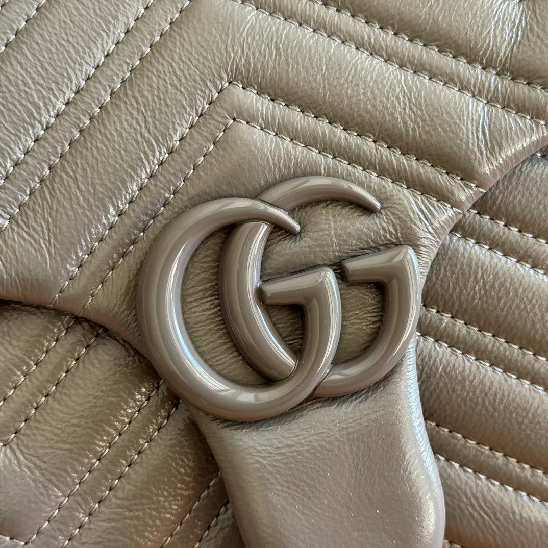 p1640💋💋💋【With full set of original counter packaging】💕2025 autumn and winter series, the brand's iconic GG Marmont series is ingeniously integrated with classic double G elements and faceted chain straps, creating a soft yet stiff silhouette design. This piece is crafted from soft, lightweight quilted V-shaped calfskin leather and features tonal enamel hardware and chain. Black soft lightweight quilted V-shaped calfskin leather. Tonal enamel hardware and chain. Black rayon lining. Double G. Interior: Zip pocket. Exterior: Back pocket. Sliding chain shoulder strap: Height: 28cm – 51cm. Magnetic closure. Ident.: 850676. Dimensions: 31cm (W) x 17cm (H) x 8cm (D) Weight: approx. 0.5kg Color: Gray/Soft Leather. Made in Italy