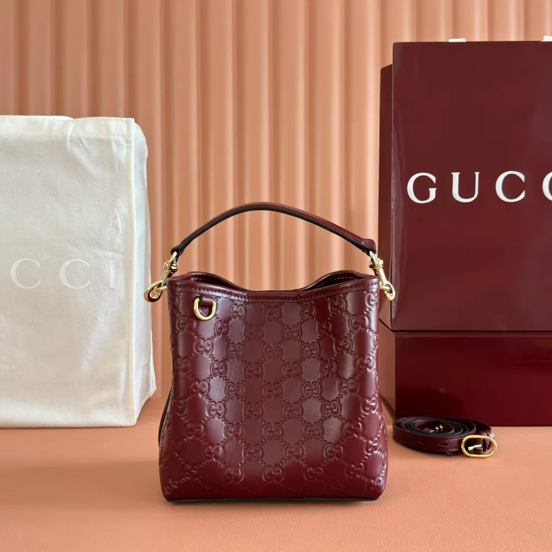 p1140. 💋💋💋 Comes with a full set of original counter packaging [New Product] 2025 Autumn and Winter Series, the GG Emblem series reinterprets the brand's timeless elegance and exquisite craftsmanship. Lined in tonal cotton, this practical bucket bag features an internal compartment. Anchor red printed embossed GG calf leather Light gold-toned lining Anchor red cotton lining Top handle with hook closure (height: 14 cm) Additional D-ring for attaching detachable items Interior: two compartments and a central snap-stud compartment Removable and adjustable calfskin leather shoulder strap (height: 52 cm - 57.5 cm; length: 107 cm - 114 cm) Magnetic snap closure Ident No.: 815118. Dimensions: 19cm (W) x 18cm (H) x 11cm (D) Weight: Approx. 0.45kg Color: Anchor red embossed. Made in Italy