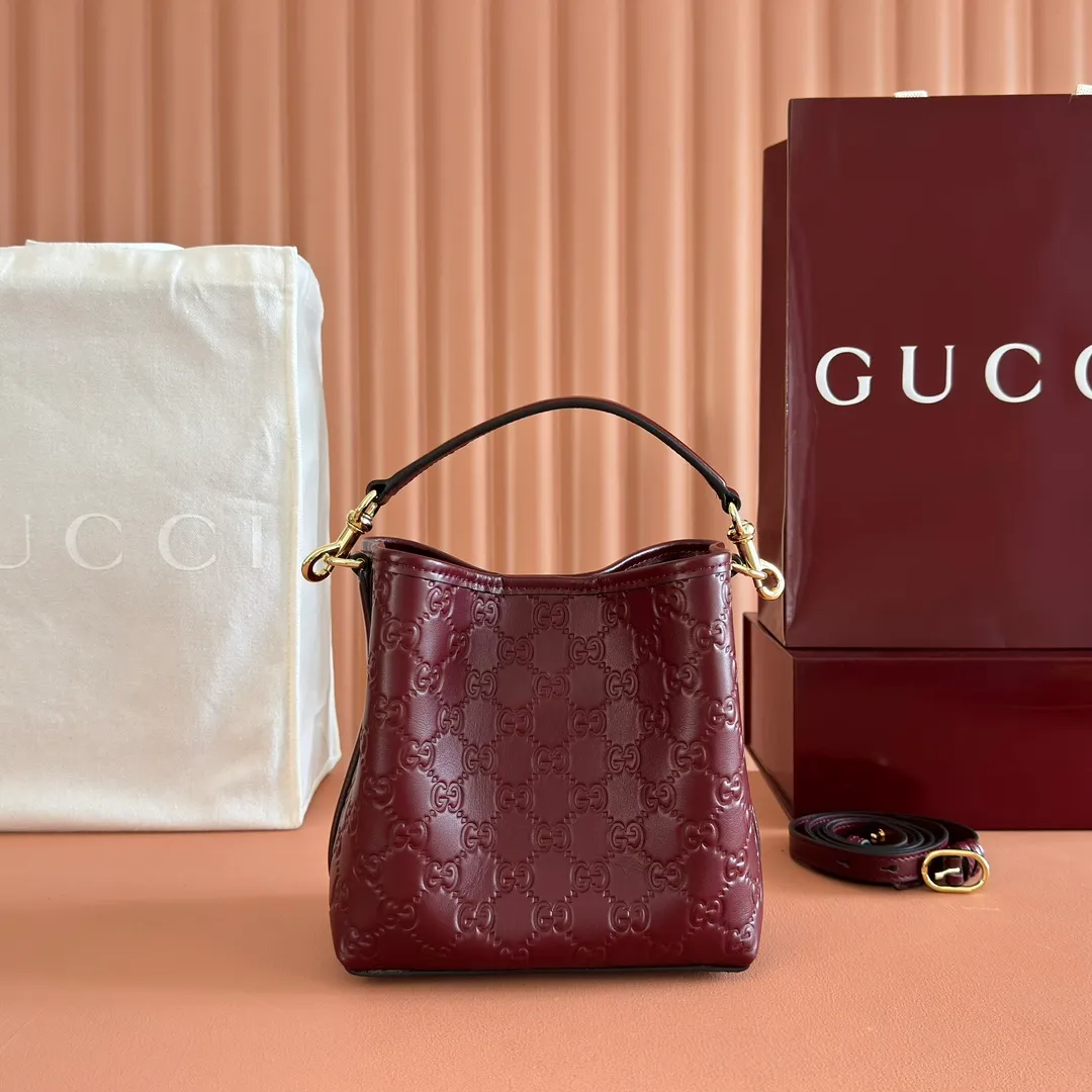 p1140. 💋💋💋 Comes with a full set of original counter packaging [New Product] 2025 Autumn and Winter Series, the GG Emblem series reinterprets the brand's timeless elegance and exquisite craftsmanship. Lined in tonal cotton, this practical bucket bag features an internal compartment. Anchor red printed embossed GG calf leather Light gold-toned lining Anchor red cotton lining Top handle with hook closure (height: 14 cm) Additional D-ring for attaching detachable items Interior: two compartments and a central snap-stud compartment Removable and adjustable calfskin leather shoulder strap (height: 52 cm - 57.5 cm; length: 107 cm - 114 cm) Magnetic snap closure Ident No.: 815118. Dimensions: 19cm (W) x 18cm (H) x 11cm (D) Weight: Approx. 0.45kg Color: Anchor red embossed. Made in Italy