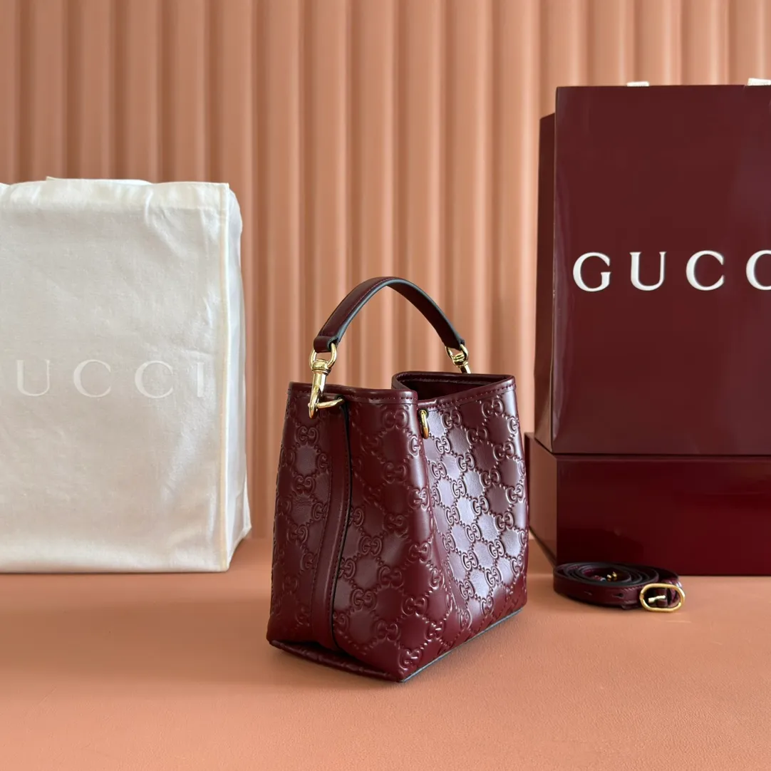p1140. 💋💋💋 Comes with a full set of original counter packaging [New Product] 2025 Autumn and Winter Series, the GG Emblem series reinterprets the brand's timeless elegance and exquisite craftsmanship. Lined in tonal cotton, this practical bucket bag features an internal compartment. Anchor red printed embossed GG calf leather Light gold-toned lining Anchor red cotton lining Top handle with hook closure (height: 14 cm) Additional D-ring for attaching detachable items Interior: two compartments and a central snap-stud compartment Removable and adjustable calfskin leather shoulder strap (height: 52 cm - 57.5 cm; length: 107 cm - 114 cm) Magnetic snap closure Ident No.: 815118. Dimensions: 19cm (W) x 18cm (H) x 11cm (D) Weight: Approx. 0.45kg Color: Anchor red embossed. Made in Italy