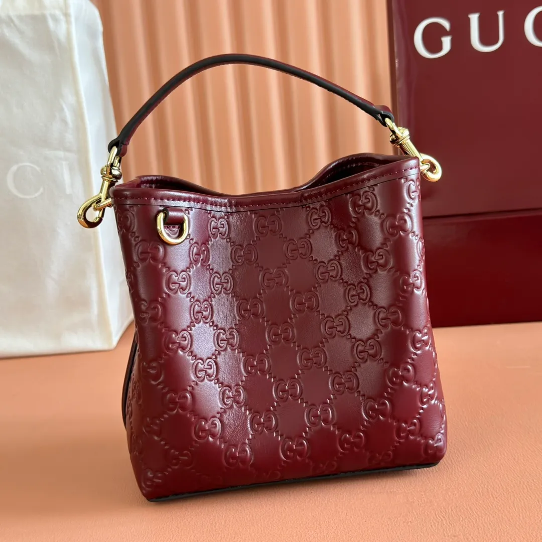 p1140. 💋💋💋 Comes with a full set of original counter packaging [New Product] 2025 Autumn and Winter Series, the GG Emblem series reinterprets the brand's timeless elegance and exquisite craftsmanship. Lined in tonal cotton, this practical bucket bag features an internal compartment. Anchor red printed embossed GG calf leather Light gold-toned lining Anchor red cotton lining Top handle with hook closure (height: 14 cm) Additional D-ring for attaching detachable items Interior: two compartments and a central snap-stud compartment Removable and adjustable calfskin leather shoulder strap (height: 52 cm - 57.5 cm; length: 107 cm - 114 cm) Magnetic snap closure Ident No.: 815118. Dimensions: 19cm (W) x 18cm (H) x 11cm (D) Weight: Approx. 0.45kg Color: Anchor red embossed. Made in Italy