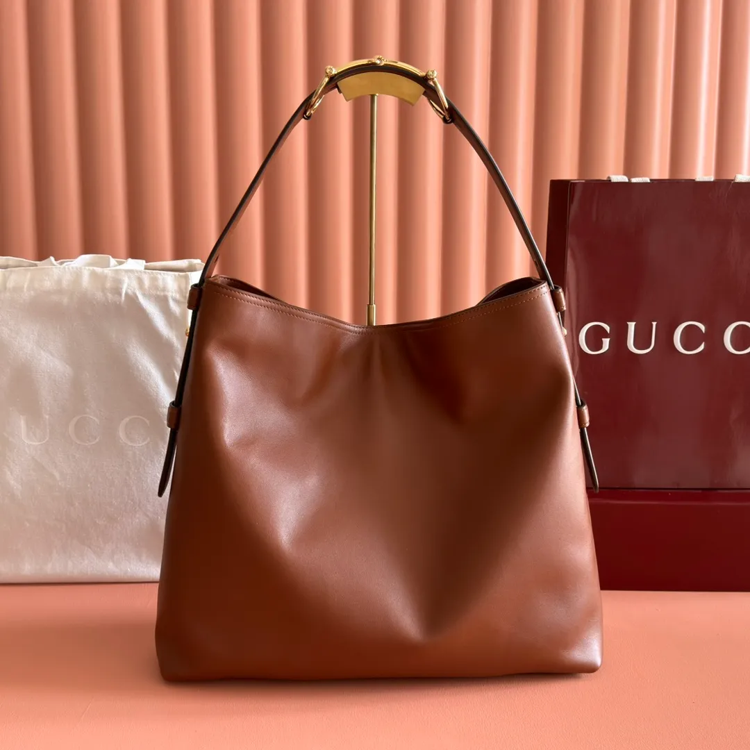 p1760💋💋💋【With full set of original counter gift bag packaging】2025 autumn and winter series, Gucci Beatrix series handbags are crafted from black cow leather material and equipped with iconic horsebit detail shoulder straps, adding brand connotation to the casual silhouette. Gold-toned accessories add a refined touch, and a zippered pocket inside keeps daily essentials secure. Combining elegant design with practical performance, it easily accommodates daily essentials. Black soft glossy calf leather Gold-tone hardware Black cotton and linen blend lining Horsebit detail on shoulder strap Interior: Zip pocket Adjustable shoulder strap Height: 26cm - 33cm; Length: 94cm Ident: 850546. Dimensions: 40cm (width) x 36cm (height) x 12cm (depth) Weight: approx. 1kg Color: brown full leather. Made in Italy