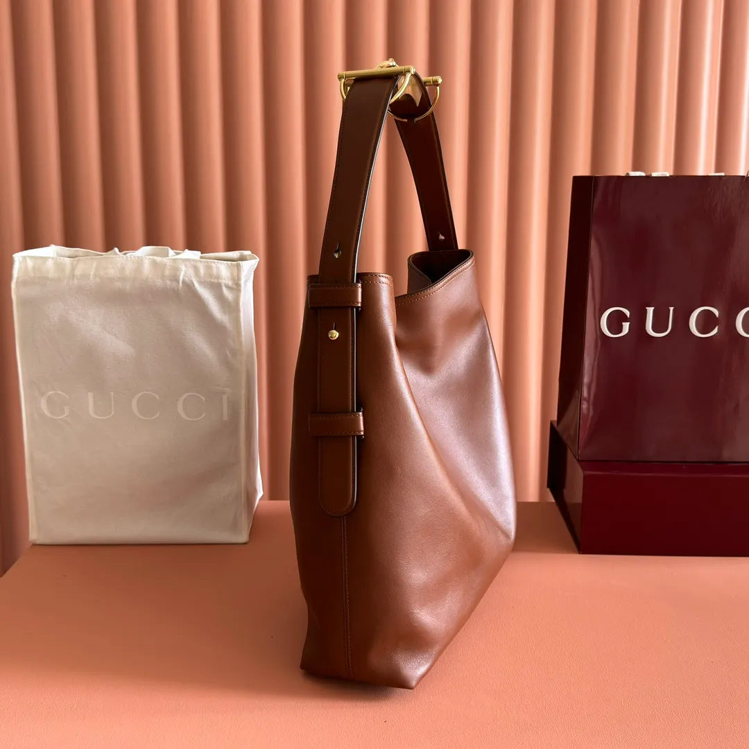 p1760💋💋💋【With full set of original counter gift bag packaging】2025 autumn and winter series, Gucci Beatrix series handbags are crafted from black cow leather material and equipped with iconic horsebit detail shoulder straps, adding brand connotation to the casual silhouette. Gold-toned accessories add a refined touch, and a zippered pocket inside keeps daily essentials secure. Combining elegant design with practical performance, it easily accommodates daily essentials. Black soft glossy calf leather Gold-tone hardware Black cotton and linen blend lining Horsebit detail on shoulder strap Interior: Zip pocket Adjustable shoulder strap Height: 26cm - 33cm; Length: 94cm Ident: 850546. Dimensions: 40cm (width) x 36cm (height) x 12cm (depth) Weight: approx. 1kg Color: brown full leather. Made in Italy