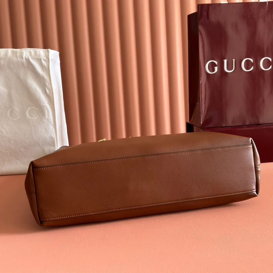 p1760💋💋💋【With full set of original counter gift bag packaging】2025 autumn and winter series, Gucci Beatrix series handbags are crafted from black cow leather material and equipped with iconic horsebit detail shoulder straps, adding brand connotation to the casual silhouette. Gold-toned accessories add a refined touch, and a zippered pocket inside keeps daily essentials secure. Combining elegant design with practical performance, it easily accommodates daily essentials. Black soft glossy calf leather Gold-tone hardware Black cotton and linen blend lining Horsebit detail on shoulder strap Interior: Zip pocket Adjustable shoulder strap Height: 26cm - 33cm; Length: 94cm Ident: 850546. Dimensions: 40cm (width) x 36cm (height) x 12cm (depth) Weight: approx. 1kg Color: brown full leather. Made in Italy