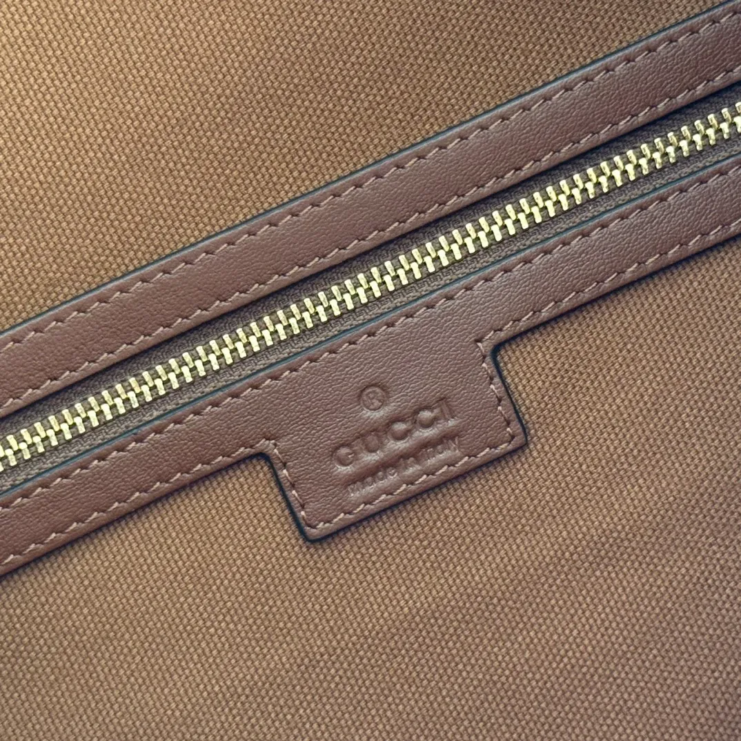 p1760💋💋💋【With full set of original counter gift bag packaging】2025 autumn and winter series, Gucci Beatrix series handbags are crafted from black cow leather material and equipped with iconic horsebit detail shoulder straps, adding brand connotation to the casual silhouette. Gold-toned accessories add a refined touch, and a zippered pocket inside keeps daily essentials secure. Combining elegant design with practical performance, it easily accommodates daily essentials. Black soft glossy calf leather Gold-tone hardware Black cotton and linen blend lining Horsebit detail on shoulder strap Interior: Zip pocket Adjustable shoulder strap Height: 26cm - 33cm; Length: 94cm Ident: 850546. Dimensions: 40cm (width) x 36cm (height) x 12cm (depth) Weight: approx. 1kg Color: brown full leather. Made in Italy