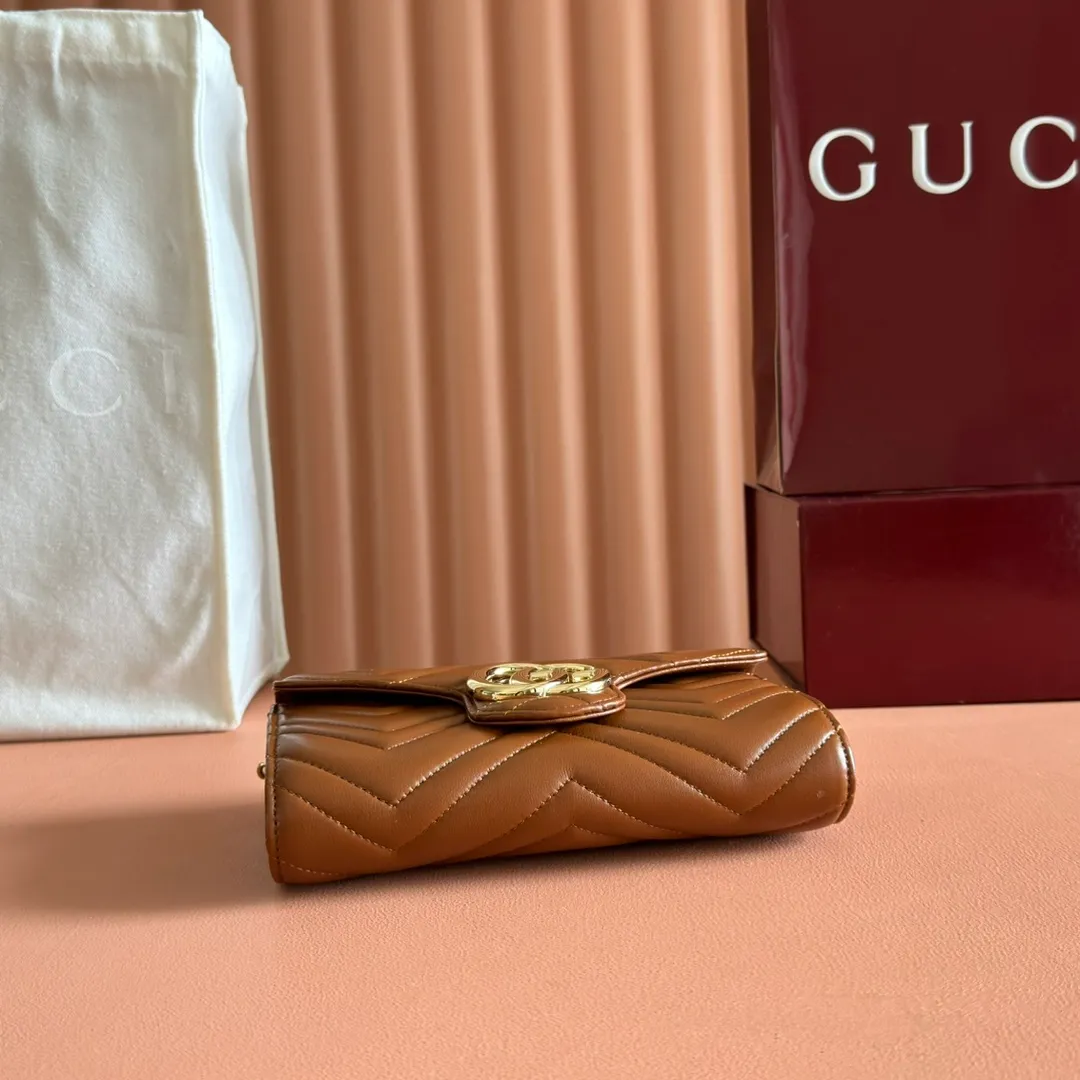p760. 💋💋💋"With full set of original counter packaging" [New product] This GG Marmont series chain wallet is crafted with Matelassé cow leather. The series' iconic double G accessories make the entire design fuller. Black quilted V-shaped calfskin Leather Light gold-tone hardware Black taffeta lining Double G Interior: six card compartments, one zip pocket and one flap pocket Chain shoulder strap (60 cm high) Press-button closure Ident.: 837745. Dimensions: 20cm (width) x 12cm (height) x 4cm (depth) Weight: approx. 357g