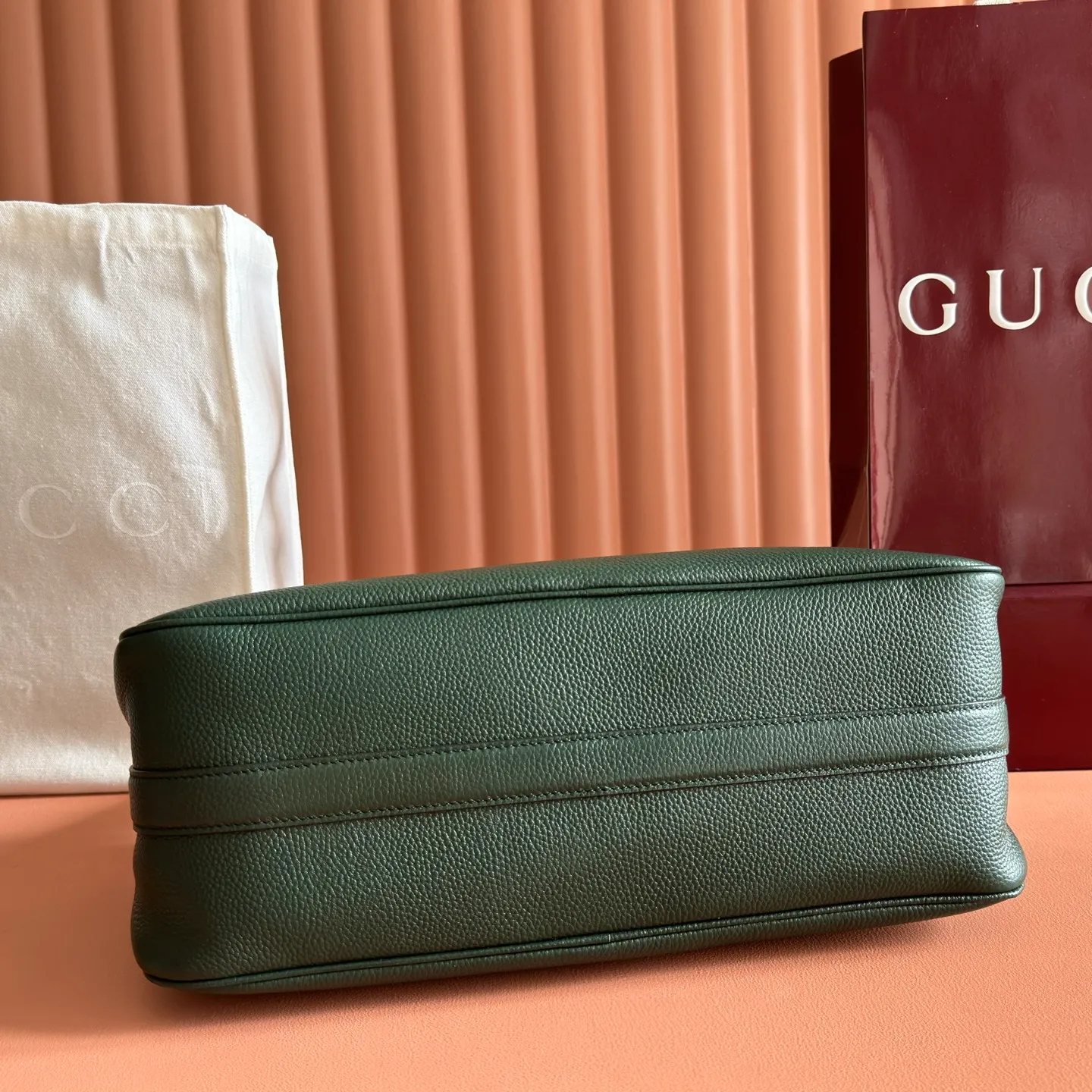 p1340💋💋💋【With full set of original counter packaging】The Gucci Half Horsebit series is newly presented, reinterpreting one of the brand's most iconic elements in a modern style. The collection cleverly combines relaxed silhouettes with the iconic half-horsebit hardware, which gives rise to its name. Brown grained soft leather Gold-tone hardware Brown cotton and linen blend lining Half horsebit closure Interior: One open pocket Adjustable cowhide leather shoulder strap (height: 33cm - 38cm) Zip closure Ident number: 862530. Dimensions: 38cm (width) x 20cm (height) x 15cm (depth) Weight: approx. 0.95kg Color: black/full leather.