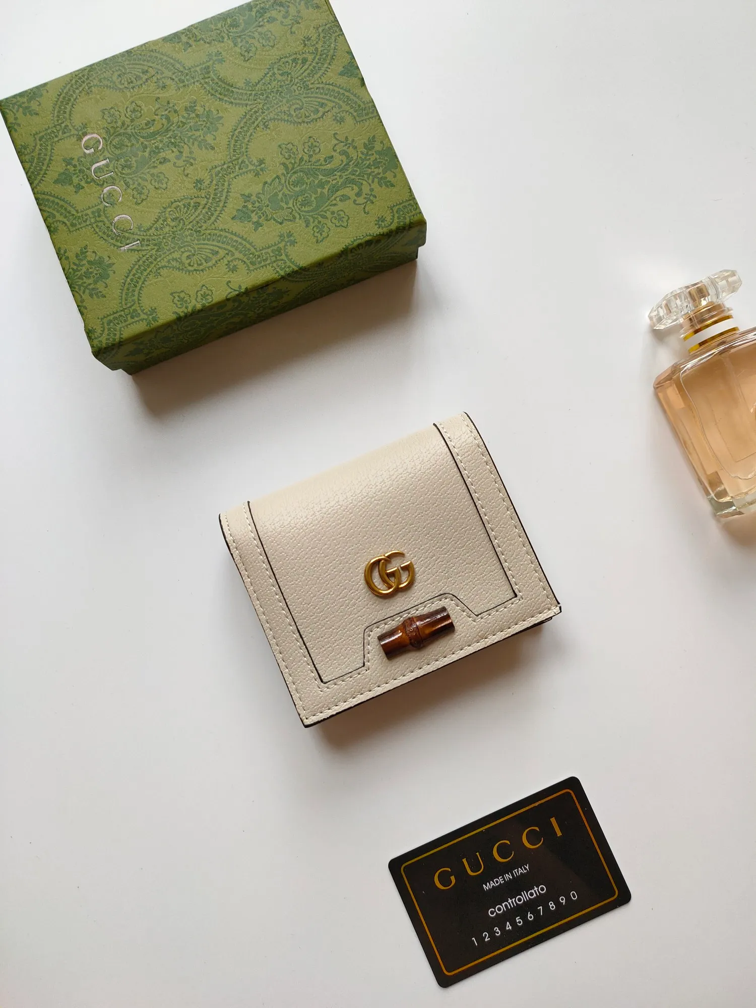 💰140💰Card holder~The wallet adopts a unique bamboo lock design, which highlights the design beauty of 𝗚𝘂𝗰𝗰𝗶, and is made of original factory calfskin! Size: 11x9x3.5cm Model: 658244