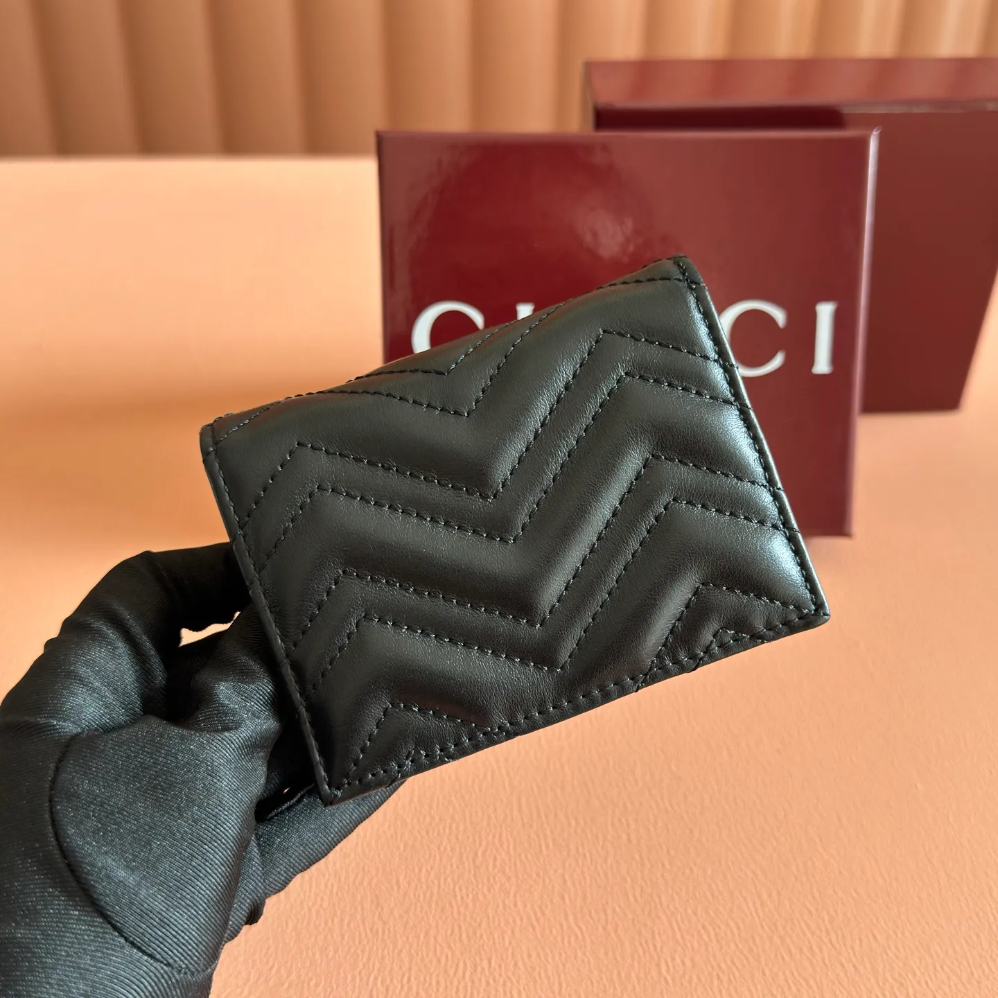 p400💋💋💋【Full set of packaging at the counter】GG Marmont series quilted card holder. Like the different shades of burgundy, Gucc's timeless designs are updated every season. Add color to the new leather goods series with a timeless and vigorous atmosphere. In this classic GG Marmont series card holder, it is presented in a vigorous manner. Quilted V-shaped leather, gold-tone hardware, moire fabric-lined Double G, five card compartments, two flat pockets, one zip pocket, one bill compartment with snap fastening. Model: 466492. Dimensions when closed: 11 (W) x 8.5 (H) x 3cm (D) Dimensions when open: 11 (W) x 17.5cm (H) Color: Black light gold/original leather. Made in Italy