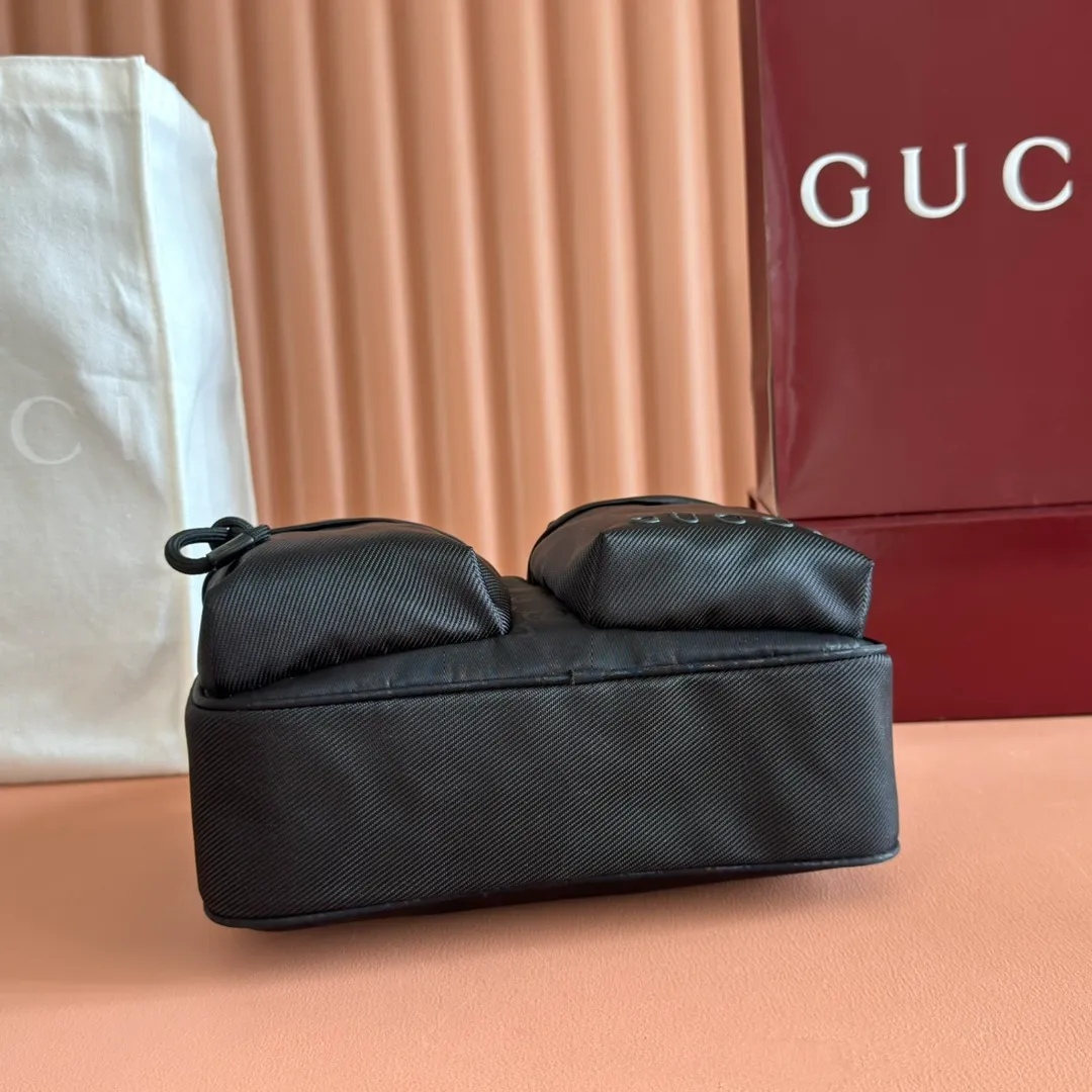 p900. 💋💋💋【With full set of original factory counter packaging】【New Product】Lightweight and durable GG nylon fabric is newly unveiled with new functions and eye-catching colors. It makes a dazzling appearance on this cross-body bag, complemented by red and green webbing details. Black GG nylon Red and green web detail Tonal Gucci logo Black nylon lining Interior: 1 padded compartment Outside: 2 zip pockets Handle height: 8 cm Adjustable shoulder strap (can be adjusted from 85 cm to 120 cm) Zip closure Ident.: 834475. Dimensions: 37cm (width) x 23cm (height) x 10cm (depth) Weight: approx. 0.5kg Color: black nylon cloth. Made in Italy