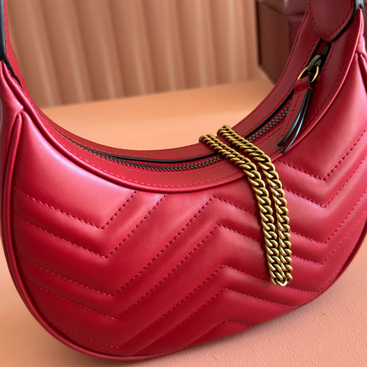 p1120. 📣📣📣【Original leather accessories🌈 Equipped with full counter packaging】🔥🔥This mini handbag adopts a crescent-shaped outline and textured black leather material, exuding a strong retro style. Retro elements are combined with archival designs or fashionable details to present a new design that transcends the limitations of time and space. The brand's deep fascination with its past is evident at every turn, and this compact accessory is no exception. Made of soft natural grained cowhide from the counter and high-end smooth shiny bronze hardware from the market. Model number: 699514 Size: 21x11x5cm Color: red leather