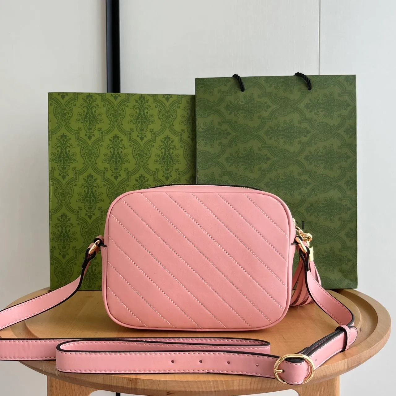 Actual shot 💰260 𝐆𝐮𝐜𝐜𝐢 𝐁𝐥𝐨𝐧𝐝𝐢𝐞Camera bag Model: 742360 first-layer cowhide Size: 21*15.5*5.5cm The new upgraded style is more attractive! The capacity is adequate ~ the shoulder straps are adjustable