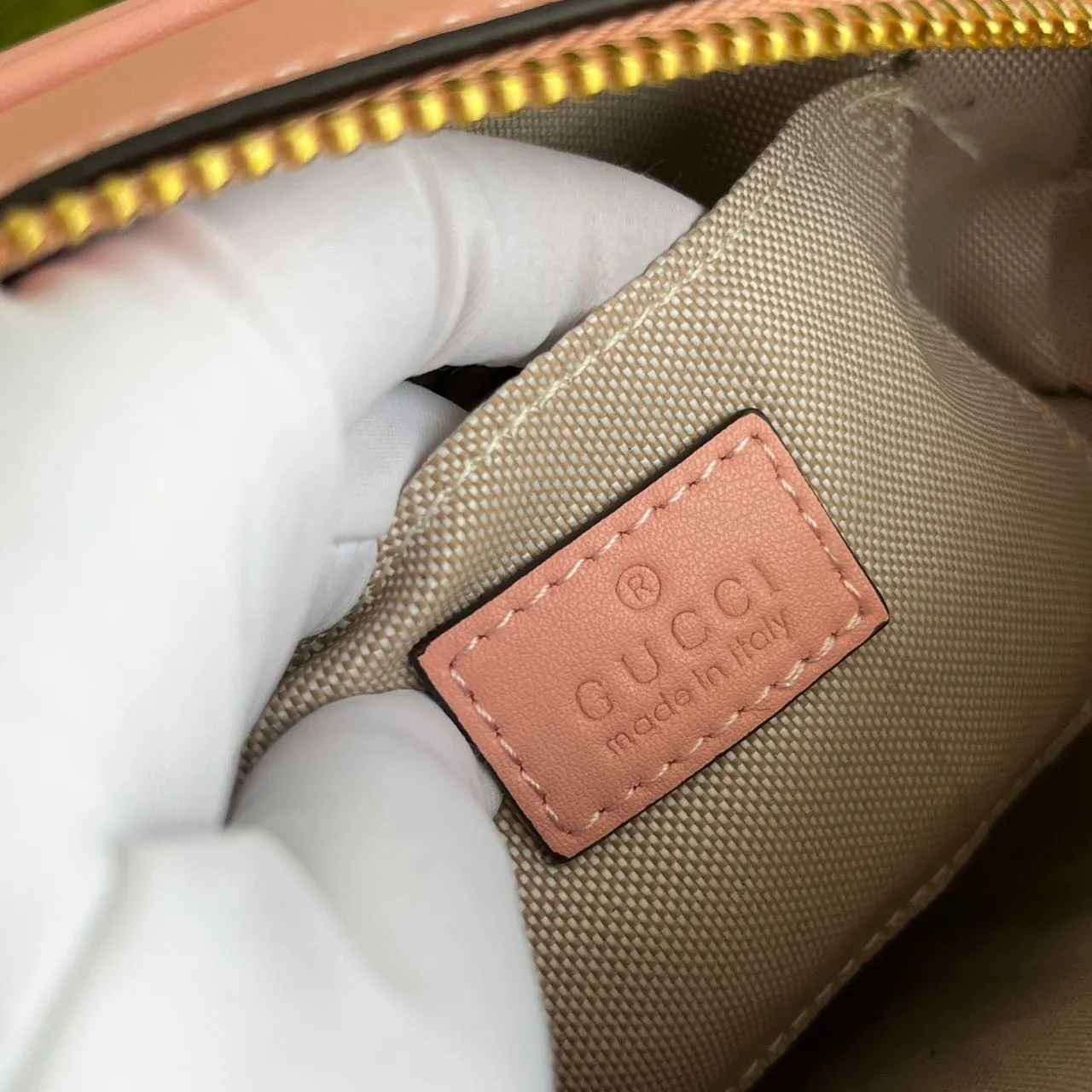 Actual shot 💰260 𝐆𝐮𝐜𝐜𝐢 𝐁𝐥𝐨𝐧𝐝𝐢𝐞Camera bag Model: 742360 first-layer cowhide Size: 21*15.5*5.5cm The new upgraded style is more attractive! The capacity is adequate ~ the shoulder straps are adjustable
