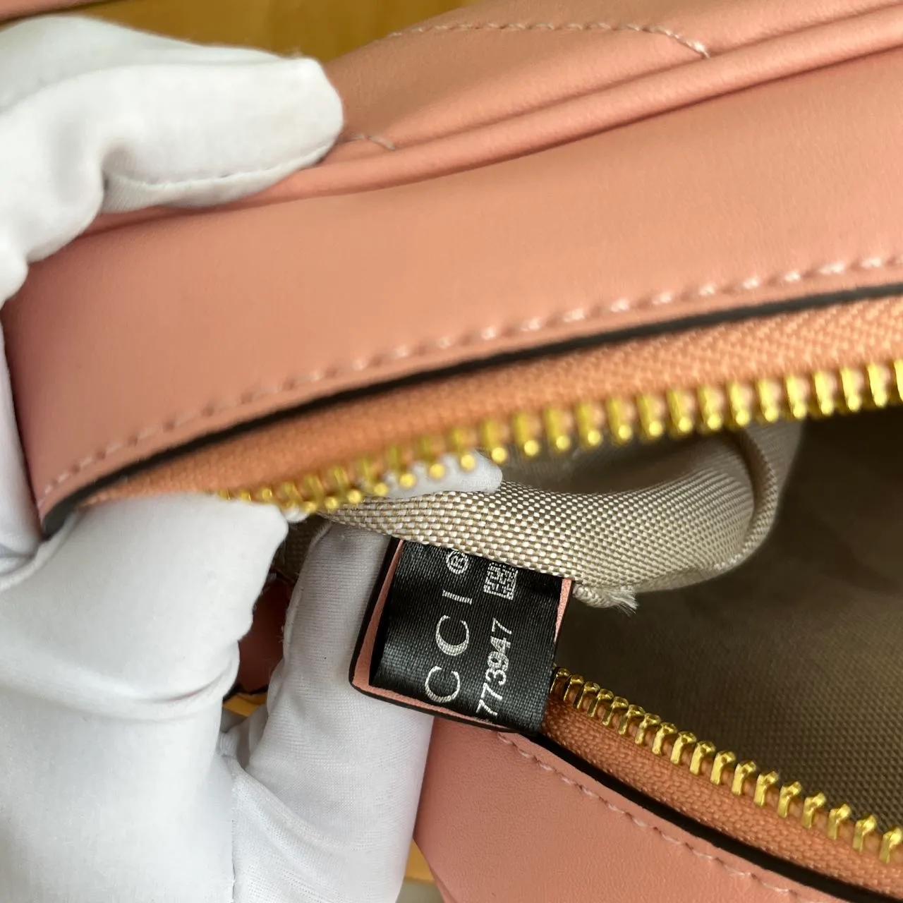 Actual shot 💰260 𝐆𝐮𝐜𝐜𝐢 𝐁𝐥𝐨𝐧𝐝𝐢𝐞Camera bag Model: 742360 first-layer cowhide Size: 21*15.5*5.5cm The new upgraded style is more attractive! The capacity is adequate ~ the shoulder straps are adjustable