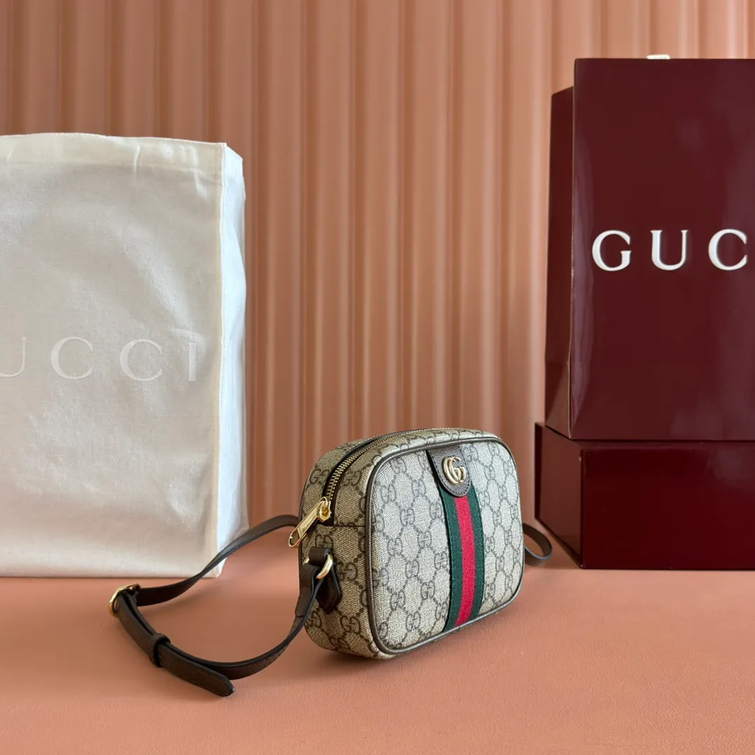 p960. 💋💋💋"With full set of original counter packaging" [New Product] Inspired by Gucci's iconic travel bag silhouette, the brand launched the Mini GG handbag. This handbag is crafted from soft GG presbyopic canvas and is equipped with web handles and a detachable shoulder strap. It reinterprets the brand's classic elements and pays homage to Gucci's proud travel tradition. Beige and dark brown GG monogram coated fabric Dark brown leather piping Light gold tone hardware Green linen cotton blend lining Carry handles (10cm high) Removable and adjustable leather shoulder strap (50cm high; Length: 101.5cm) Model: 859975. Dimensions: 20cm (W) x 13cm (H) x 13cm (D) Weight: approx. 0.4kg Colour: Brown/PVC. Made in Italy