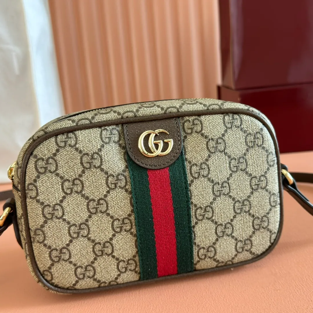 p960. 💋💋💋"With full set of original counter packaging" [New Product] Inspired by Gucci's iconic travel bag silhouette, the brand launched the Mini GG handbag. This handbag is crafted from soft GG presbyopic canvas and is equipped with web handles and a detachable shoulder strap. It reinterprets the brand's classic elements and pays homage to Gucci's proud travel tradition. Beige and dark brown GG monogram coated fabric Dark brown leather piping Light gold tone hardware Green linen cotton blend lining Carry handles (10cm high) Removable and adjustable leather shoulder strap (50cm high; Length: 101.5cm) Model: 859975. Dimensions: 20cm (W) x 13cm (H) x 13cm (D) Weight: approx. 0.4kg Colour: Brown/PVC. Made in Italy