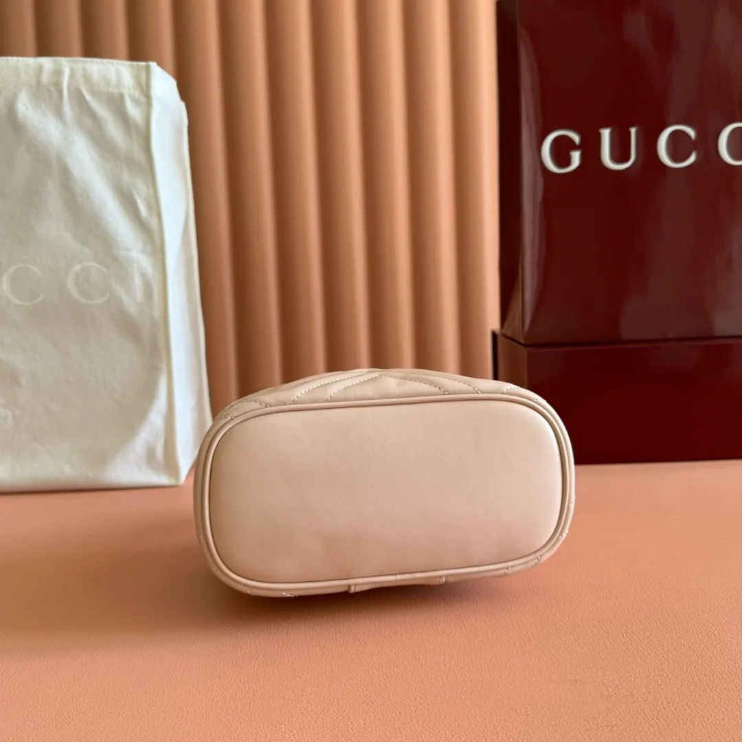 p1100💋💋💋 Comes with a full set of original counter packaging [New Product] The brand's iconic GG Marmont series launches a variety of modern fashion bags. This chain makeup bag is embellished with the brand's archive logo, which debuted in the 1970s. Black quilted V-shaped calfskin Leather Light gold tone hardware Black taffeta lining Double G Carrying handle (6cm high) Detachable chain shoulder strap (55cm high) Zip closure Ident: 837454. Dimensions: 19cm (width) x 11.5cm (height) x 9cm (depth) Weight: approximately 395g Color: pink full leather. Made in Italy