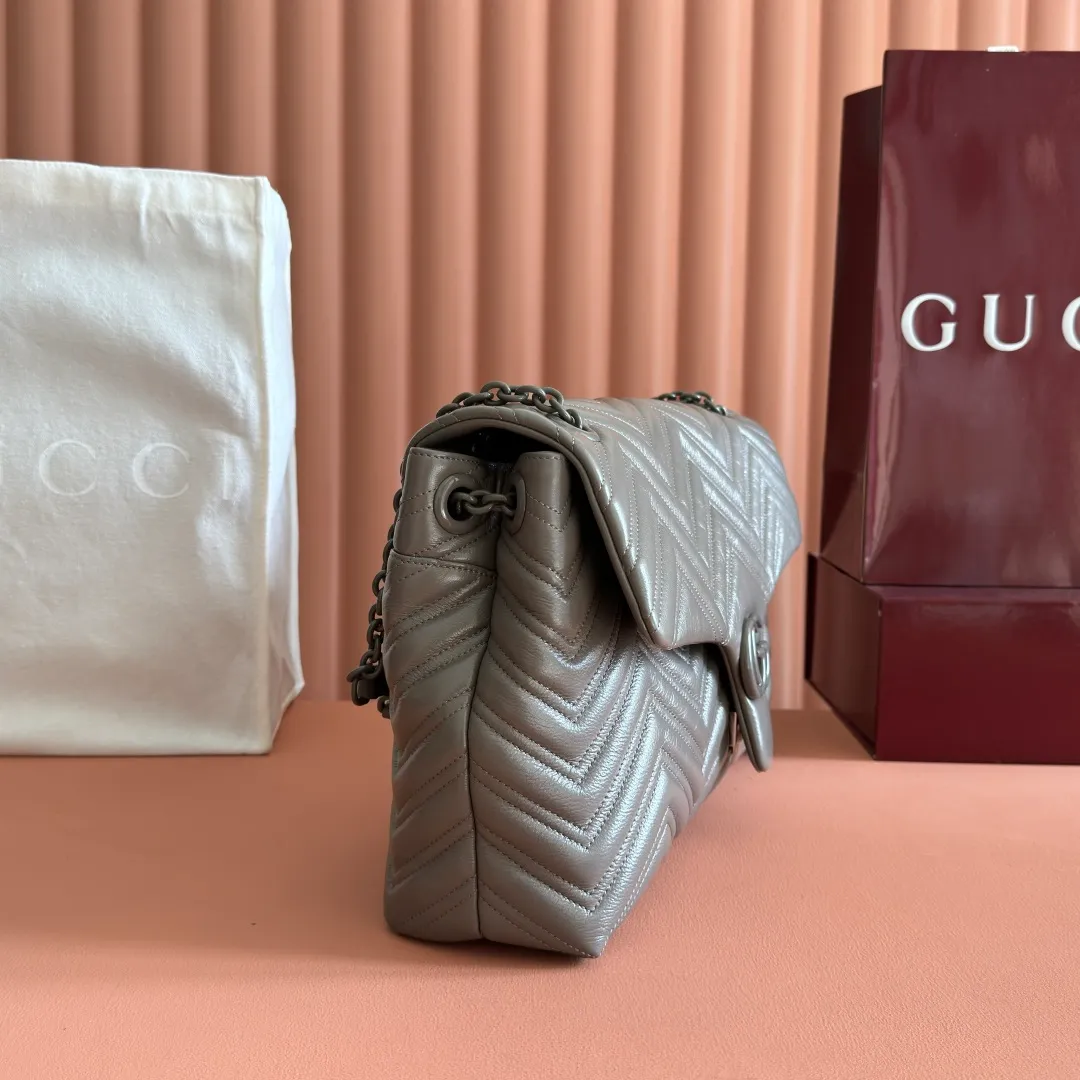 p1960. 💋💋💋【With full set of original counter packaging】2025 autumn and winter series, the brand's iconic GG Marmont series is ingeniously integrated with classic double G elements and faceted chain straps, creating a soft yet crisp silhouette design. This piece is crafted from soft, lightweight quilted V-shaped calfskin leather and features tonal enamel hardware and chain. Black soft lightweight quilted V-shaped calfskin leather. Tonal enamel hardware and chain. Black rayon lining. Double G. Interior: Zippered pocket. Exterior: Back open pocket. Magnetic closure. Ident.: 850659. Dimensions: 37.5cm (W) x 21cm (H) x 9cm (D) Color: Gray/Soft Leather. Made in Italy