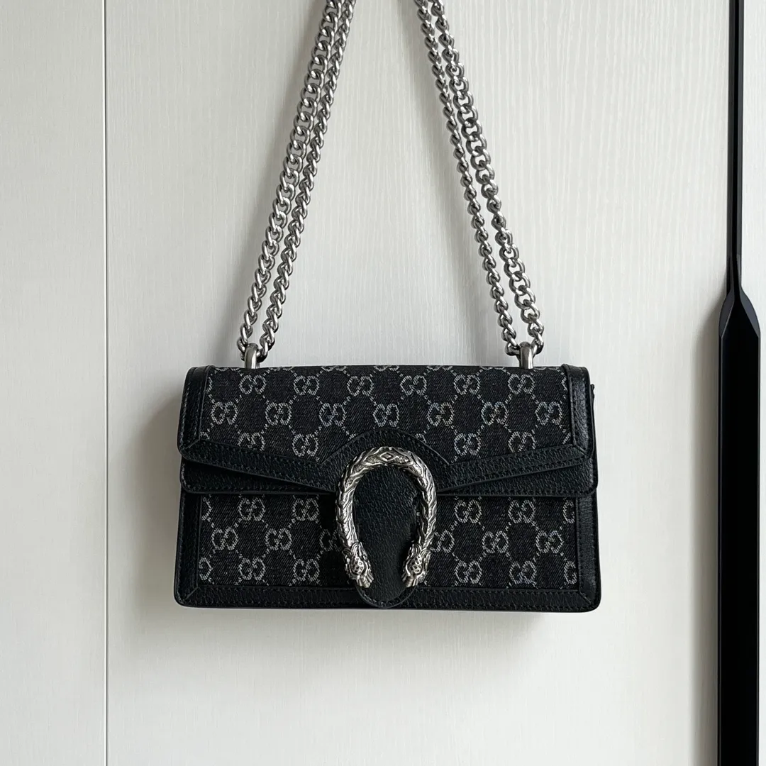 New upgraded version of real shot #💰300 Model: 499623 Black Denim Size: 25x14x8cm 𝙂𝙪𝙘𝙘𝙞 𝘿𝙞𝙤𝙣𝙮𝙨𝙪𝙨Diamond Button Bacchus True Fragrance Series Warning, it’s amazing. It retains the perfect pedigree of the Bacchus bag, but opens the era of Bacchus innovation! The most valuable part of the entire bag is the tiger head diamond buckle, a palace-level treasure item. Not a market product. The weight is very light and the size is perfect. Highly recommended.