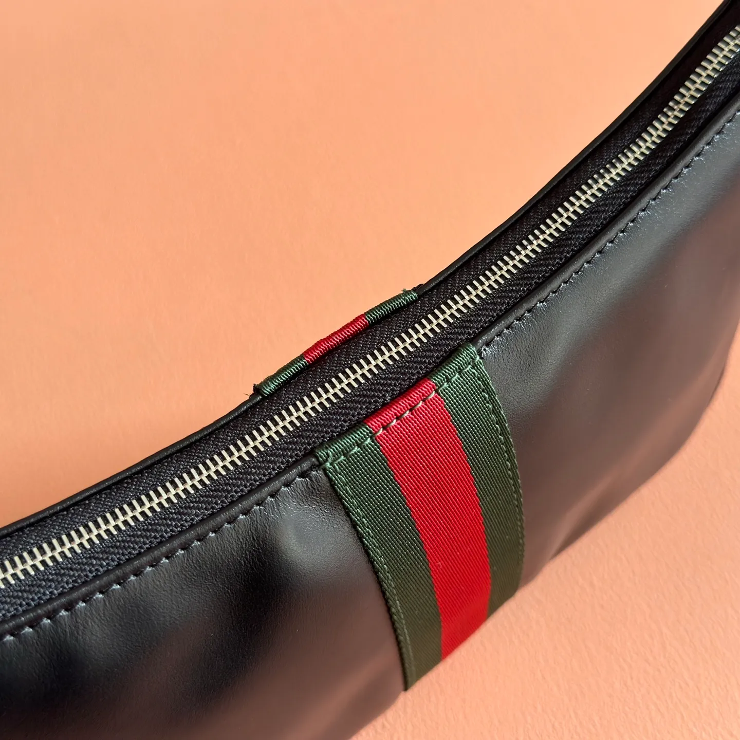 p980💋💋💋【Full set of counters with original factory configuration】gucci's latest series is ingeniously blended with black, with classic silhouettes and new functions, and is made of soft-touch leather and red and green webbing. Model: 863406 black leather Size: 22.5x12.5x3.5cm