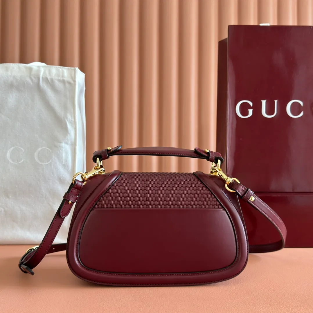 p1560💋💋💋 Comes with a full set of original counter packaging [New product] Gucci Blondie series handbags are decorated with the classic logo that first appeared in the brand series in the early 1970s. They cleverly combine heritage charm and contemporary style, and excellently interpret the brand's classic design and modern essence. This piece has a removable and adjustable leather shoulder strap for added functionality. Anchor red leather Anchor red leather trim Beige cotton and linen blend lining Round interlocking G's Interior: 1 zipped pocket Exterior: 1 open pocket at back Top handle (5.5 cm height) Detachable and adjustable shoulder strap (53 cm height); length adjustable between 100 cm and 112 cm Magnetic closure Ident.: 815714. Dimensions: 26.5cm (width) x 16.5cm (height) x 8.5cm (depth) Weight: approx. 0.6kg Color: Anchor red weave. Made in Italy