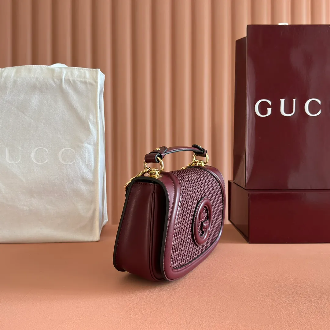 p1560💋💋💋 Comes with a full set of original counter packaging [New product] Gucci Blondie series handbags are decorated with the classic logo that first appeared in the brand series in the early 1970s. They cleverly combine heritage charm and contemporary style, and excellently interpret the brand's classic design and modern essence. This piece has a removable and adjustable leather shoulder strap for added functionality. Anchor red leather Anchor red leather trim Beige cotton and linen blend lining Round interlocking G's Interior: 1 zipped pocket Exterior: 1 open pocket at back Top handle (5.5 cm height) Detachable and adjustable shoulder strap (53 cm height); length adjustable between 100 cm and 112 cm Magnetic closure Ident.: 815714. Dimensions: 26.5cm (width) x 16.5cm (height) x 8.5cm (depth) Weight: approx. 0.6kg Color: Anchor red weave. Made in Italy