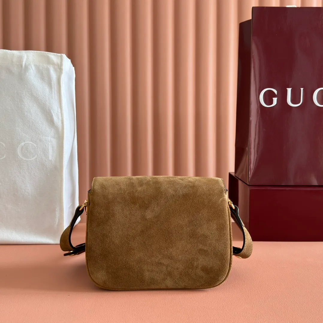 p1220💋💋💋【Full set of counter packaging】2025 autumn and winter series, this shoulder bag reproduces the brand's equestrian style design, integrating light golden tone details and suede material, with double rings and long accessories, adding to the Gucci Horsebit 1955 series. Brown suede Gold-tone hardware Brown leather lining Horsebit closure Interior: One open pocket Three-level compartment design Adjustable shoulder strap Height: 28cm – 50cm; Length: 71cm – 114cm Model number: 847064 Dimensions: 19.5cm (W) x 15cm (H) x 9cm (D) Color: Brown nubuck/original leather.