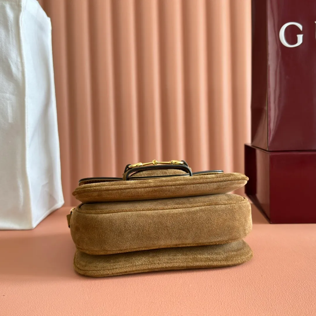 p1220💋💋💋【Full set of counter packaging】2025 autumn and winter series, this shoulder bag reproduces the brand's equestrian style design, integrating light golden tone details and suede material, with double rings and long accessories, adding to the Gucci Horsebit 1955 series. Brown suede Gold-tone hardware Brown leather lining Horsebit closure Interior: One open pocket Three-level compartment design Adjustable shoulder strap Height: 28cm – 50cm; Length: 71cm – 114cm Model number: 847064 Dimensions: 19.5cm (W) x 15cm (H) x 9cm (D) Color: Brown nubuck/original leather.