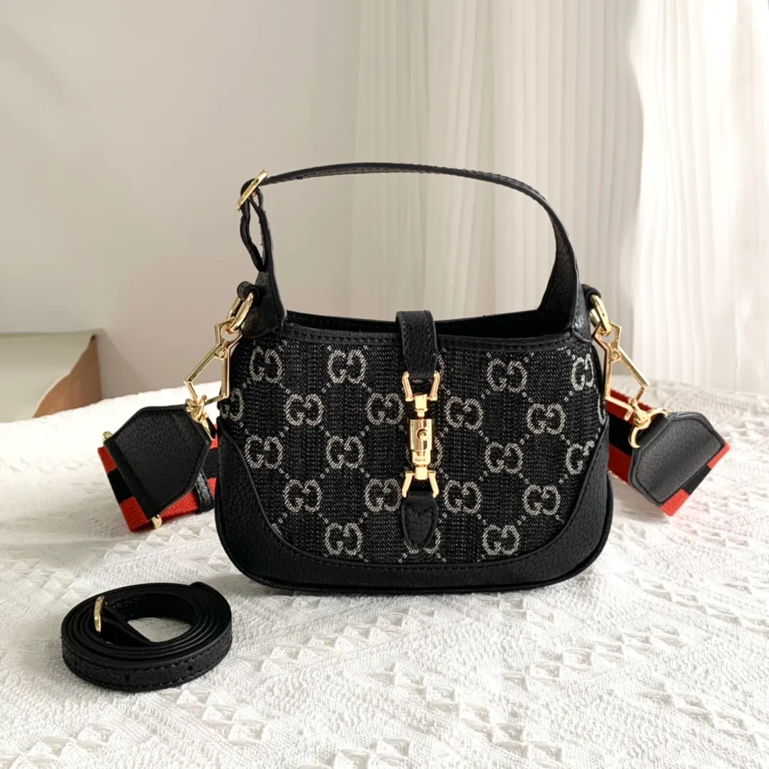Actual shot #💰320 Model: 685127 black/Danny denim. Dimensions: 19 x 13x 3cm.  Gucci UN3AG 1294 product details. Gucci's "Aria-Fashion Aria" series uses modern techniques to reinterpret classics. The Jackie 1961 series has launched a new rectangular tote bag with soft texture and flexible structure. The archive design is paired with logo details such as the all-over GG pattern and striped webbing, and exquisite accessories pay tribute to Gucci's heritage. This small bag is trimmed in black leather and features the collection's signature gold-toned push-lock hardware. Black and ivory GG denim jacquard. Black leather trim.