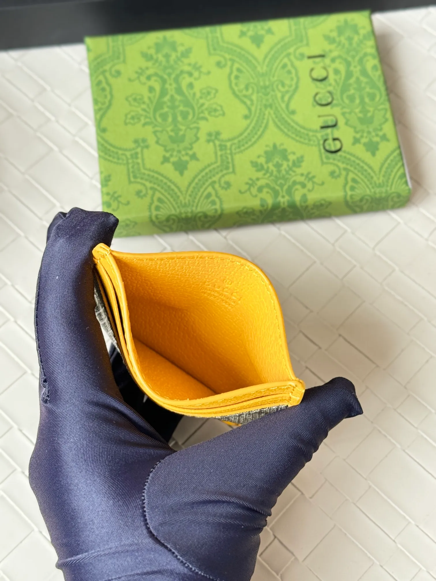 💰100 Gucci card uses a two-tone design full of contrasting beauty to make the GG logo embellished on the bag shine. The fabric is black GG, and the lining is made of contrasting cowhide. It is made of black GG Supreme canvas with dark gray ceramic effect double G. Size: 11x 7cm Model: 768248