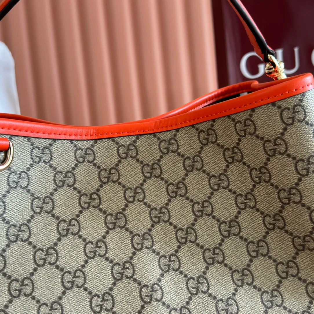 p980. 💋💋💋Original leather configuration with full counter packaging [New product] GG Emblem series reinterprets the brand's timeless elegance and exquisite craftsmanship. Lined in webbed cotton, this bucket bag features an internal compartment for added functionality. Black GG printed embossed leather Light gold tone hardware Black cotton and linen blend lining Top handle with hook closure (height: 18cm) Additional D-ring for attaching removable items Interior: two compartments and a central snap-stud compartment Detachable and adjustable leather shoulder strap (height: 54cm - 60cm; length: 105cm - 115cm) Magnetic snap closure Weight: approx. 700g. Model: 815103. Dimensions: 25 cm (width) x 25 cm (height) x 15.5 cm (depth) Color: Orange/original leather. Made in Italy