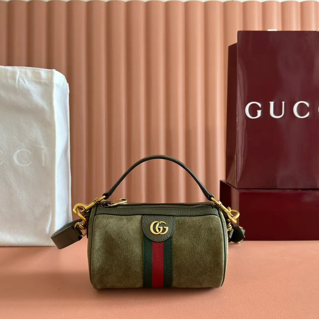 p1060. 💋💋💋【With full set of original counter packaging】The Ophidia series is ingeniously integrated with striped webbing and gold-tone double G logo, adding new works to the 2025 autumn and winter series. This mini bag is made of dark gray suede, embellished with red and green striped webbing, and has an adjustable leather shoulder strap. Dark gray suede Gold-tone hardware Cotton and linen blend lining Double G Web detail Detachable handle (8.9cm high) Detachable and adjustable leather shoulder strap (52.8cm high) Zip closure Ident.: 846869. Dimensions: 18.5x11x11cm. Color: green velvet. Made in Italy